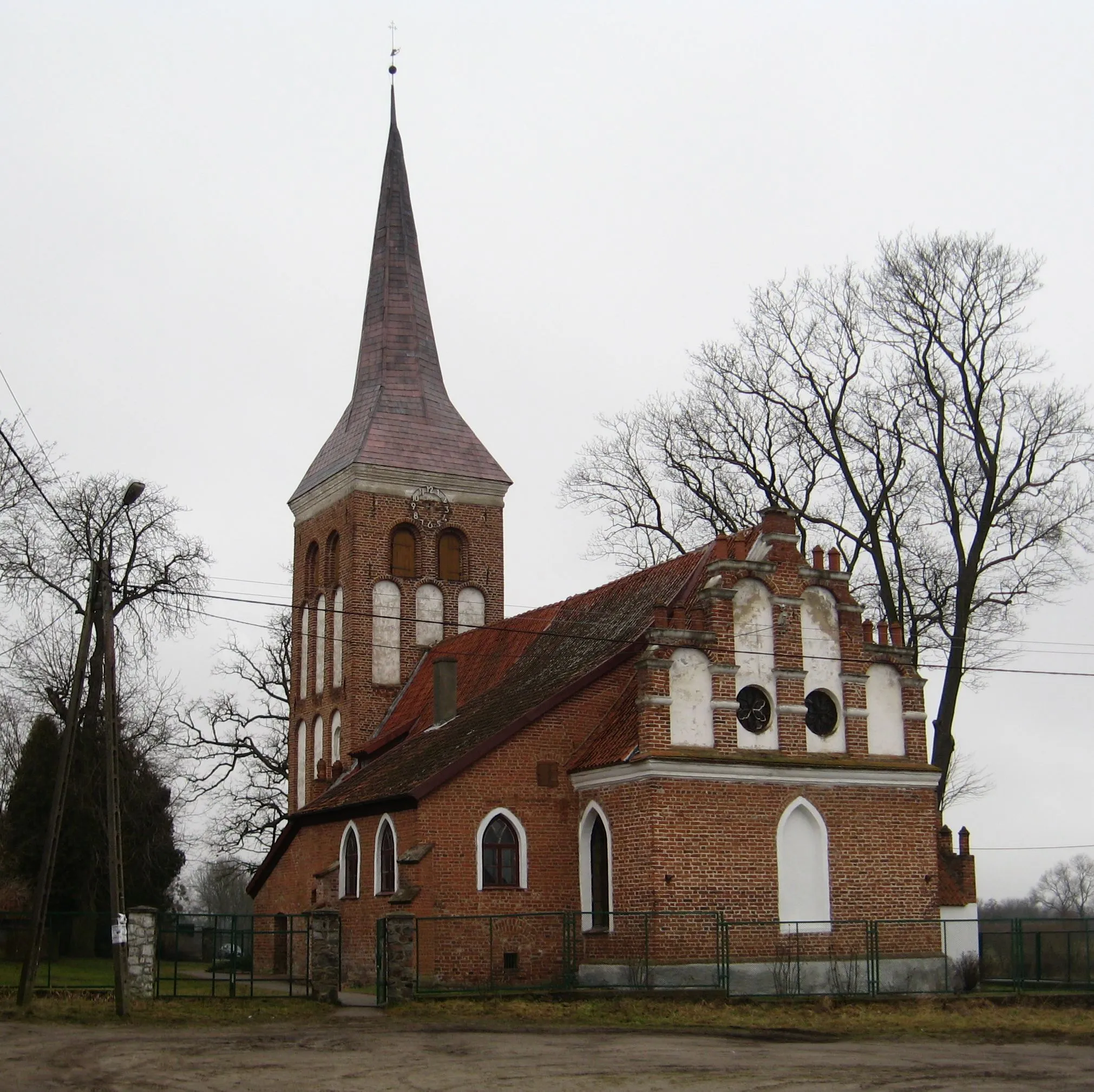 Photo showing: Church Drogosze (Groß Wolfsdorf) in Poland
Camera location 54° 12′ 32″ N, 21° 14′ 27″ E View this and other nearby images on: OpenStreetMap 54.208889;   21.240833