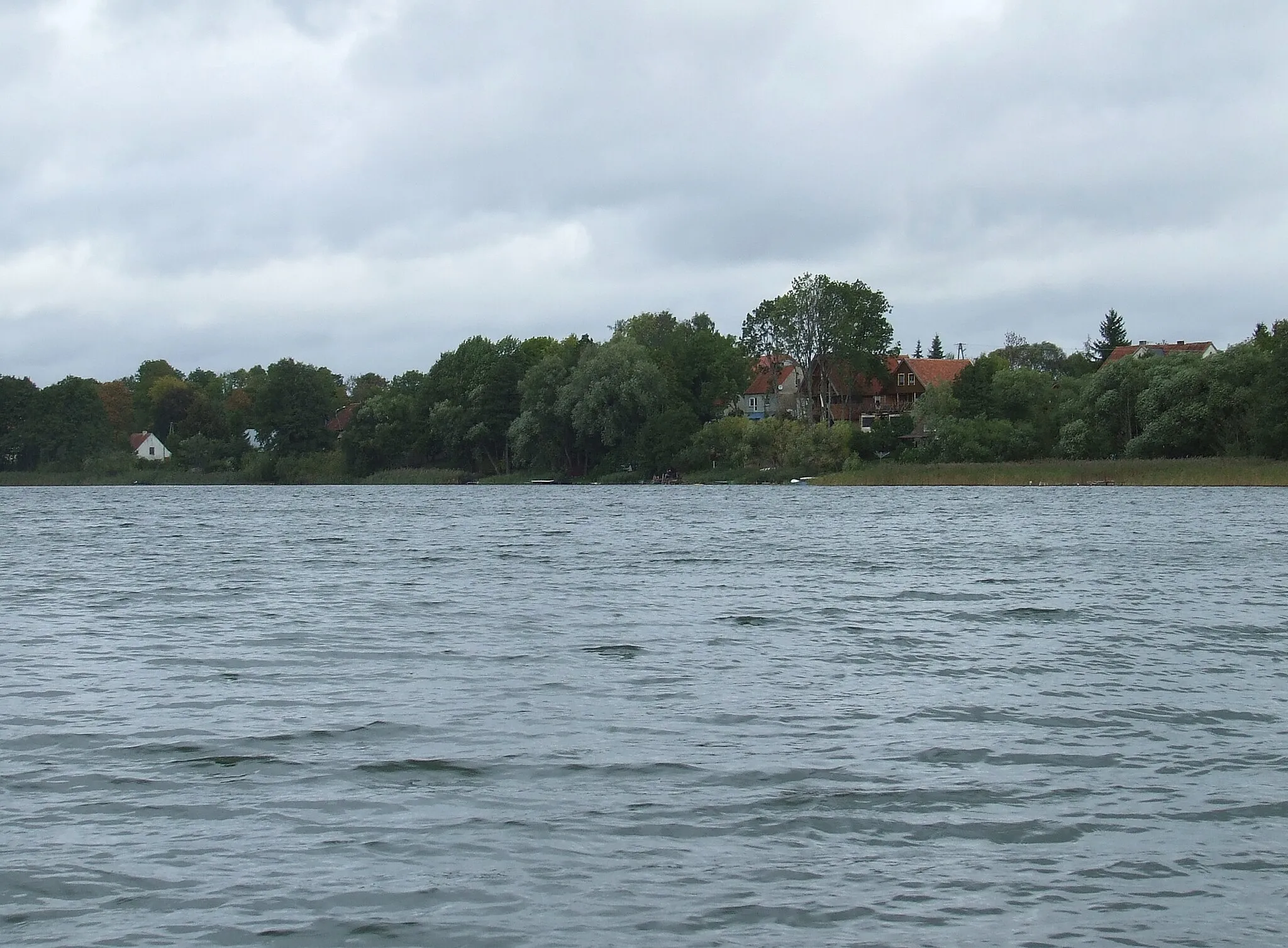 Photo showing: Widok na wieś Dłużec z jeziora Dłużec w gminie Piecki, w powiecie mrągowskim, w województwie warmińsko-mazurskim