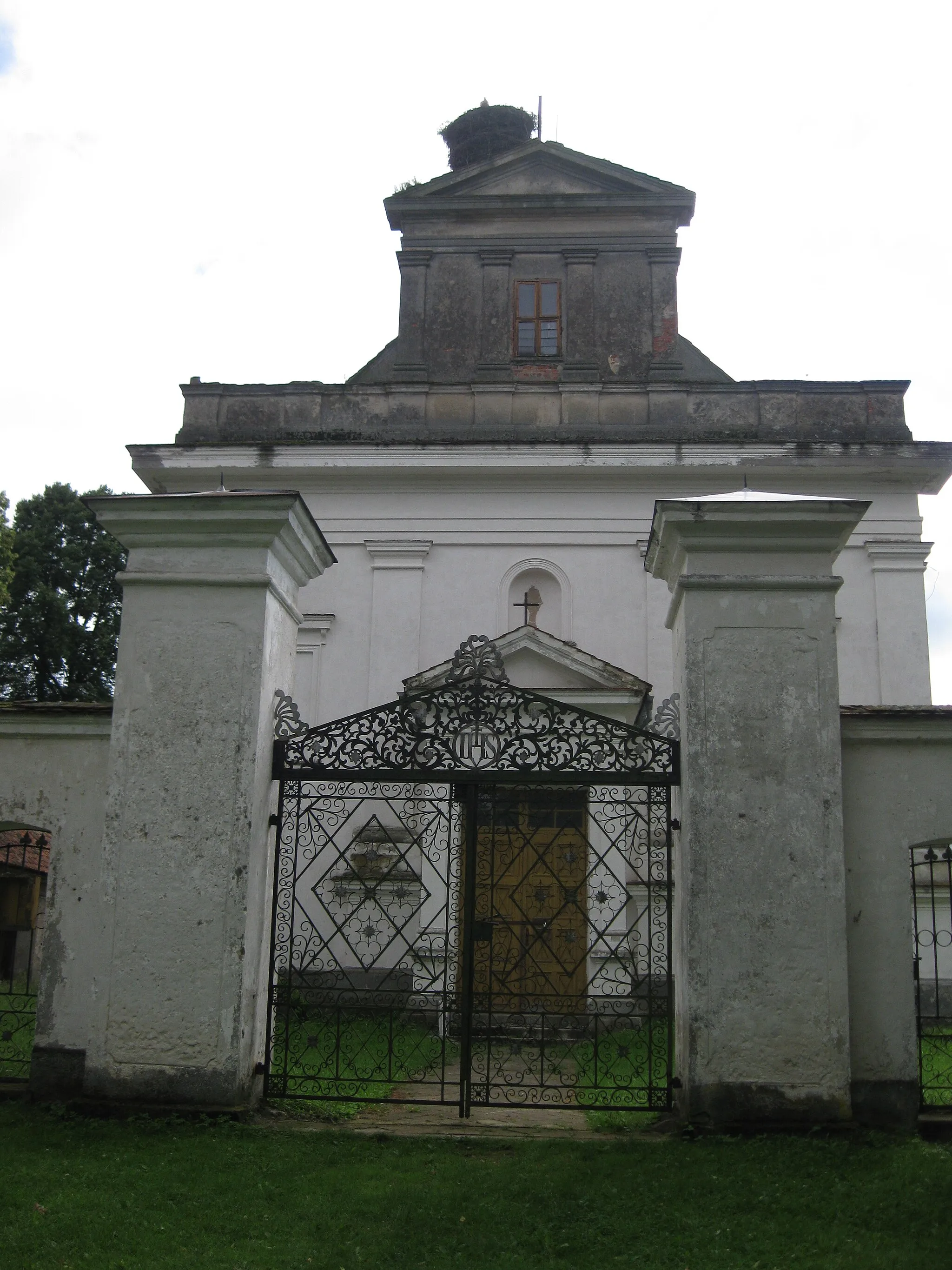 Photo showing: Chwalęcin - kościół parafialny pw. św. Krzyża wraz z wyposażeniem wnętrza, dziedzińcem, krużgankami oraz cmentarz (zabytek nr A-203)