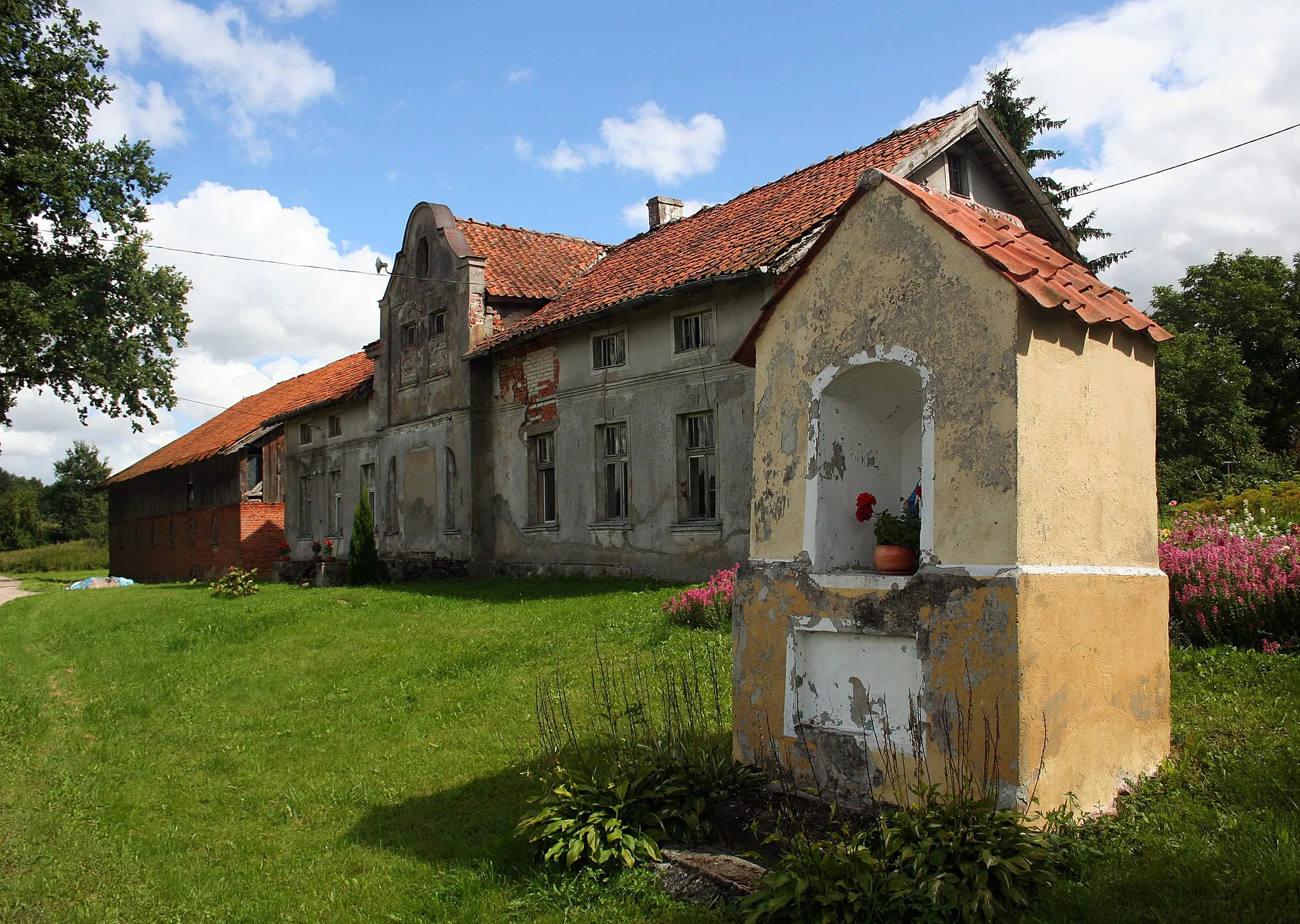 Photo showing: Kapliczka w miejscowości Brzostki w powiecie braniewskim, w gminie Pieniężno