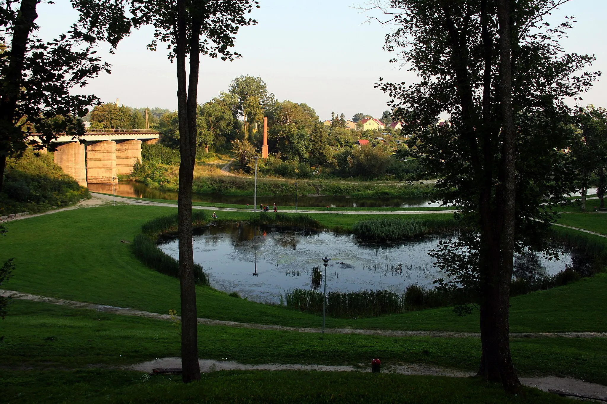 Photo showing: Bartoszyce. Park Elżbiety - Łyna, starorzecze zwane Sercem i most kolejowy.