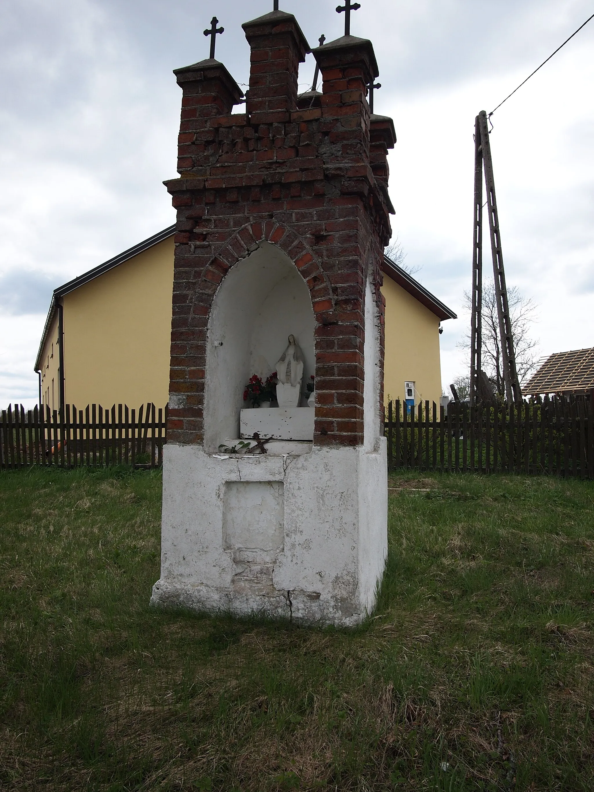 Photo showing: Babiak - kapliczka przydrożna przy DW 513