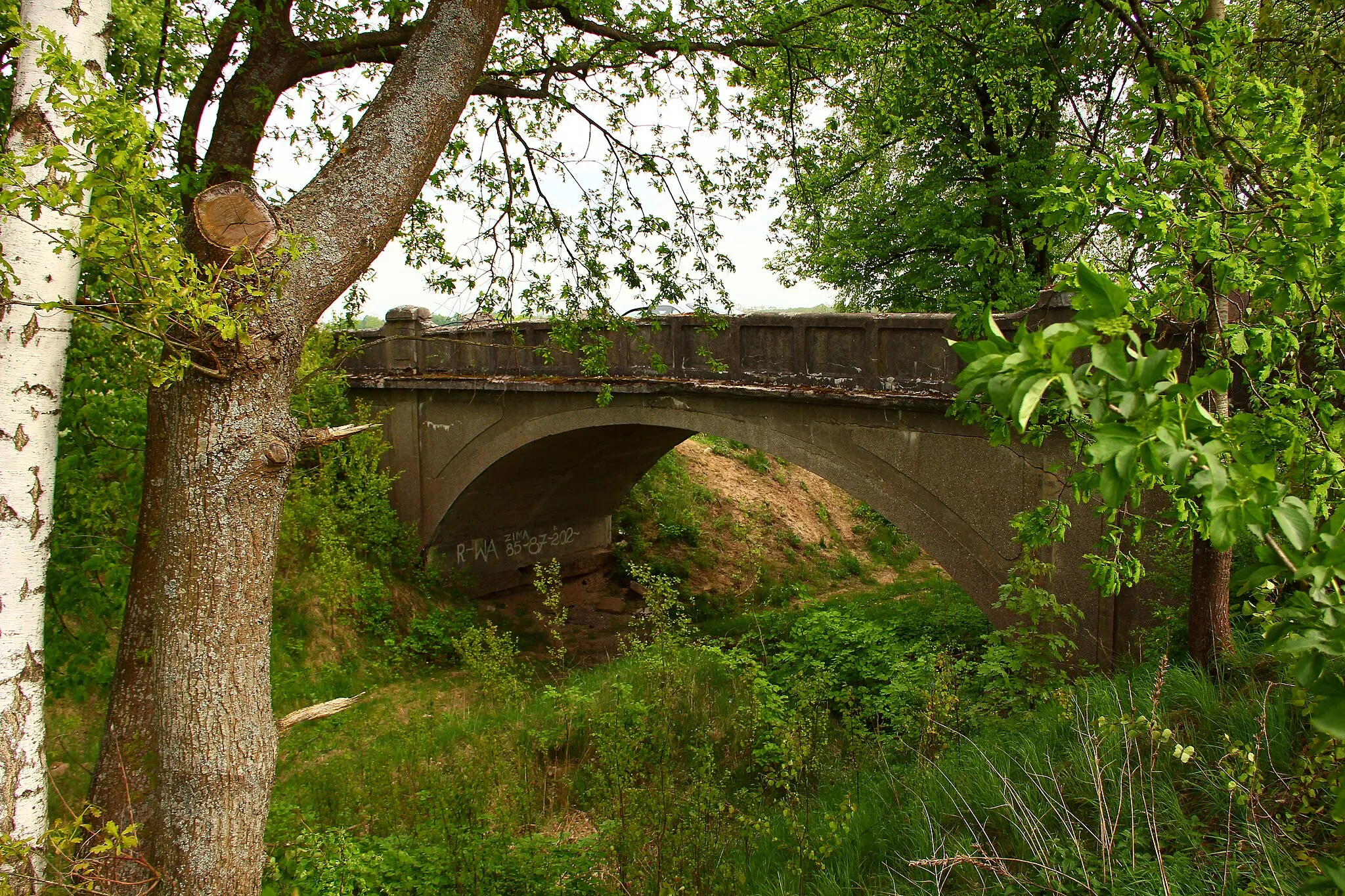 Photo showing: Szczurkowo. Kiedyś pod tym wiaduktem jeździły pociągi z Bartoszyc do Frydlandu (Prawdińska).