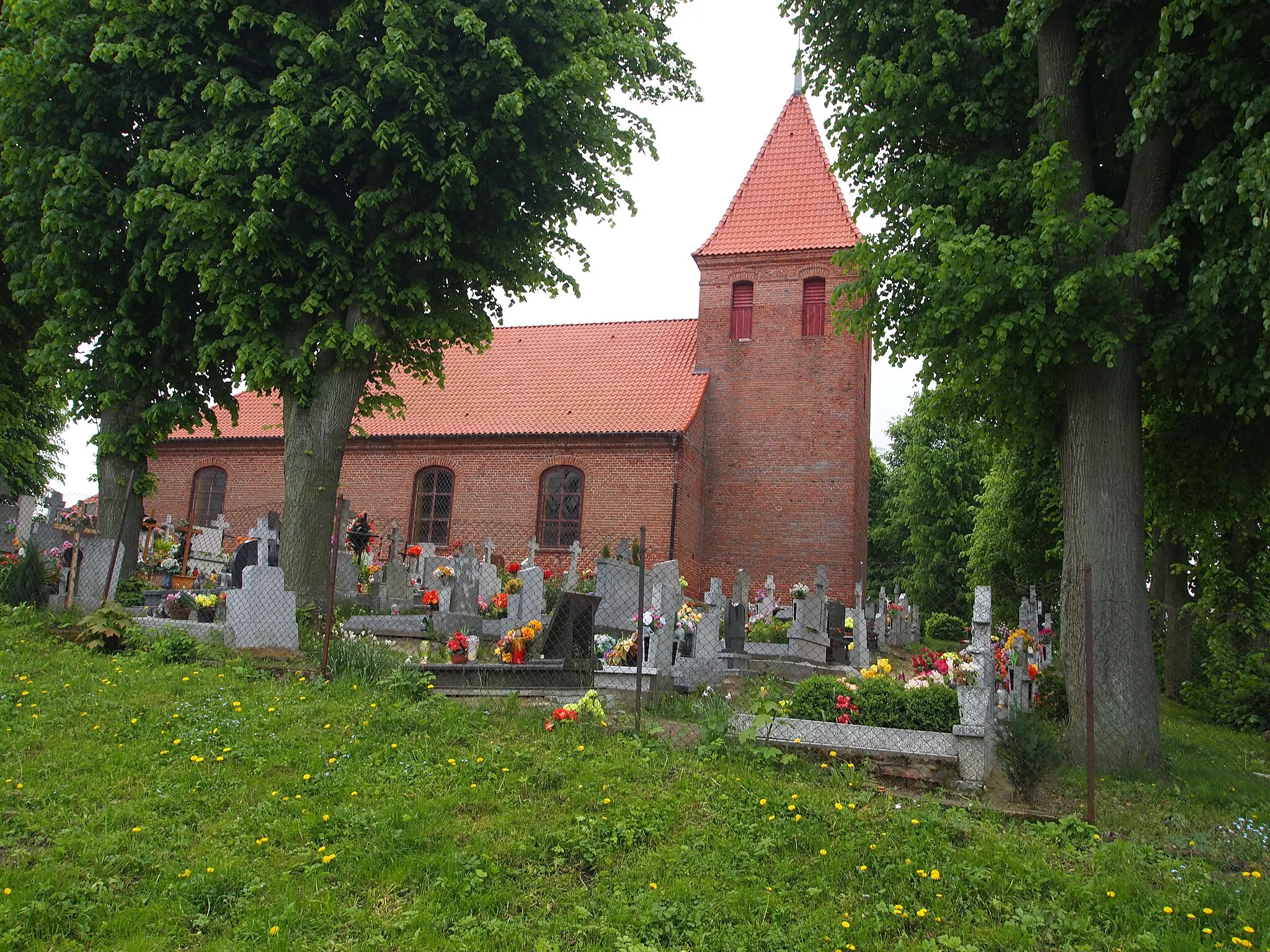 Photo showing: Holy Trinity church and yard in Trumiejki, Pomeranian Voivodeship