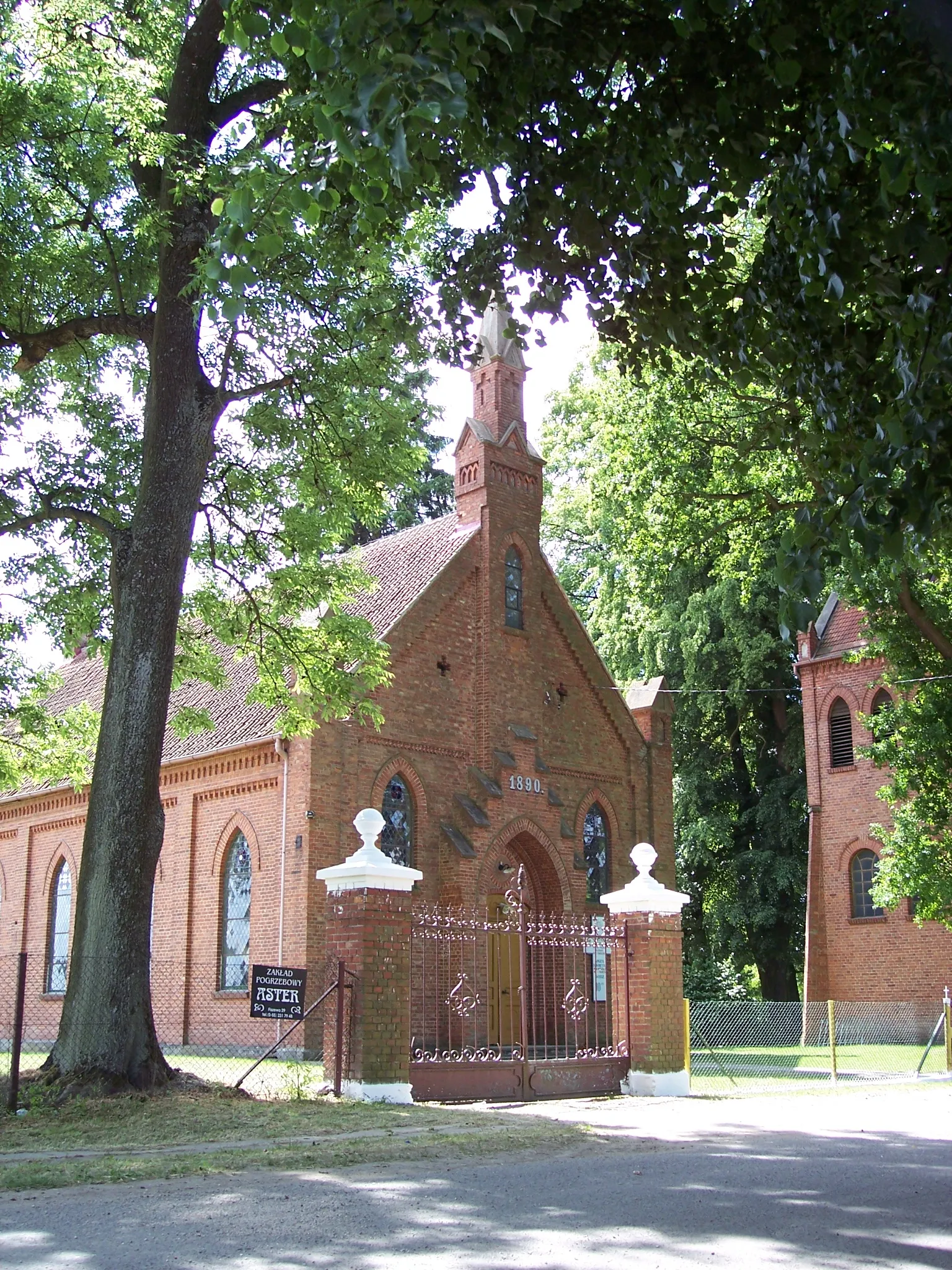 Photo showing: Rozgart - kościół pomennonicki, obecnie rzymskokatolicki filialny p.w. ss. Apostołów Piotra i Pawła (wzniesiony w 1890)