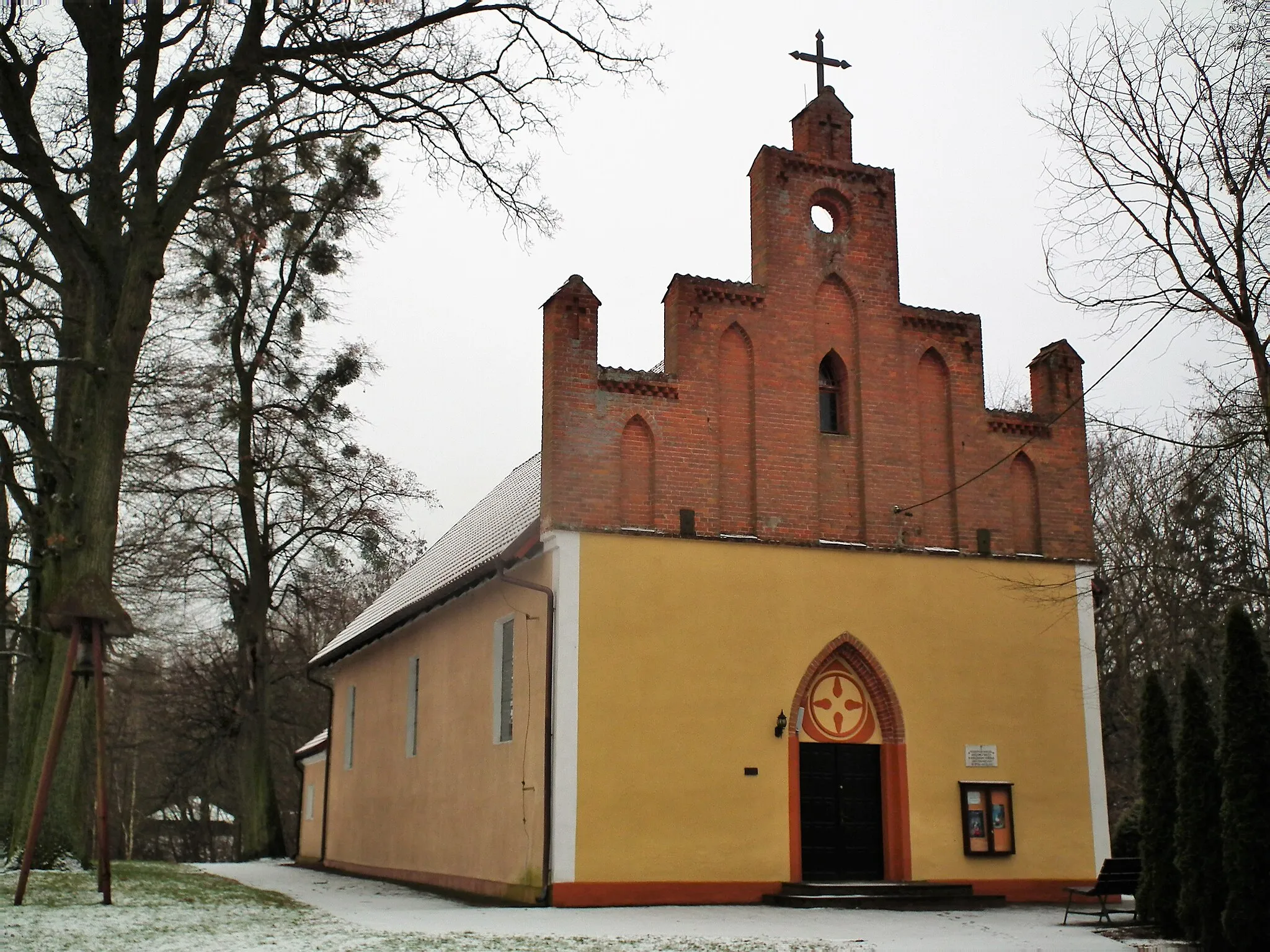 Photo showing: Kościół Matki Boskiej Królowej Świata w Przezmarku – rzymskokatolicki kościół filialny w Przezmarku, w powiecie sztumskim, w województwie pomorskim. Należy do parafii Wniebowstąpienia Pańskiego w Starym Dzierzgoniu.