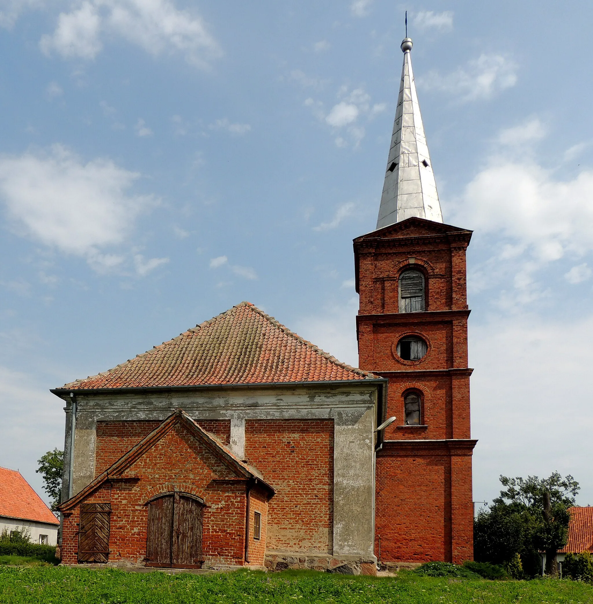 Photo showing: Nowica - barokowy kościół parafialny p.w. Matki Boskiej Częstochowskiej, XVIII w. (wieże z 1896) wraz z cmentarzem