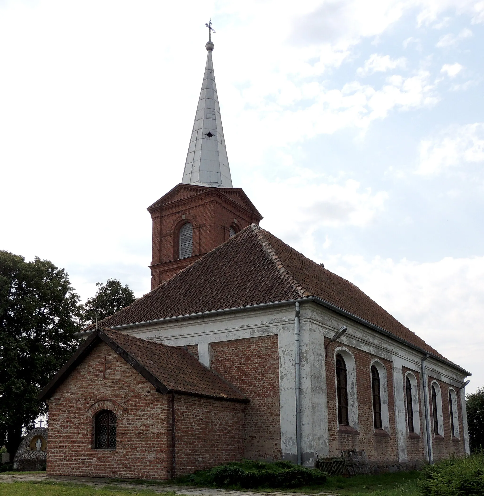Photo showing: Nowica - barokowy kościół parafialny p.w. Matki Boskiej Częstochowskiej, XVIII w. (wieże z 1896) wraz z cmentarzem
