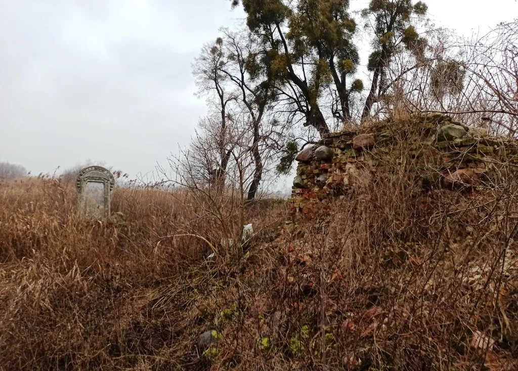 Photo showing: Bielnik Ellerwald  ruiny kościoła i cmentarza ewangelickiego, zdjęcie 2020