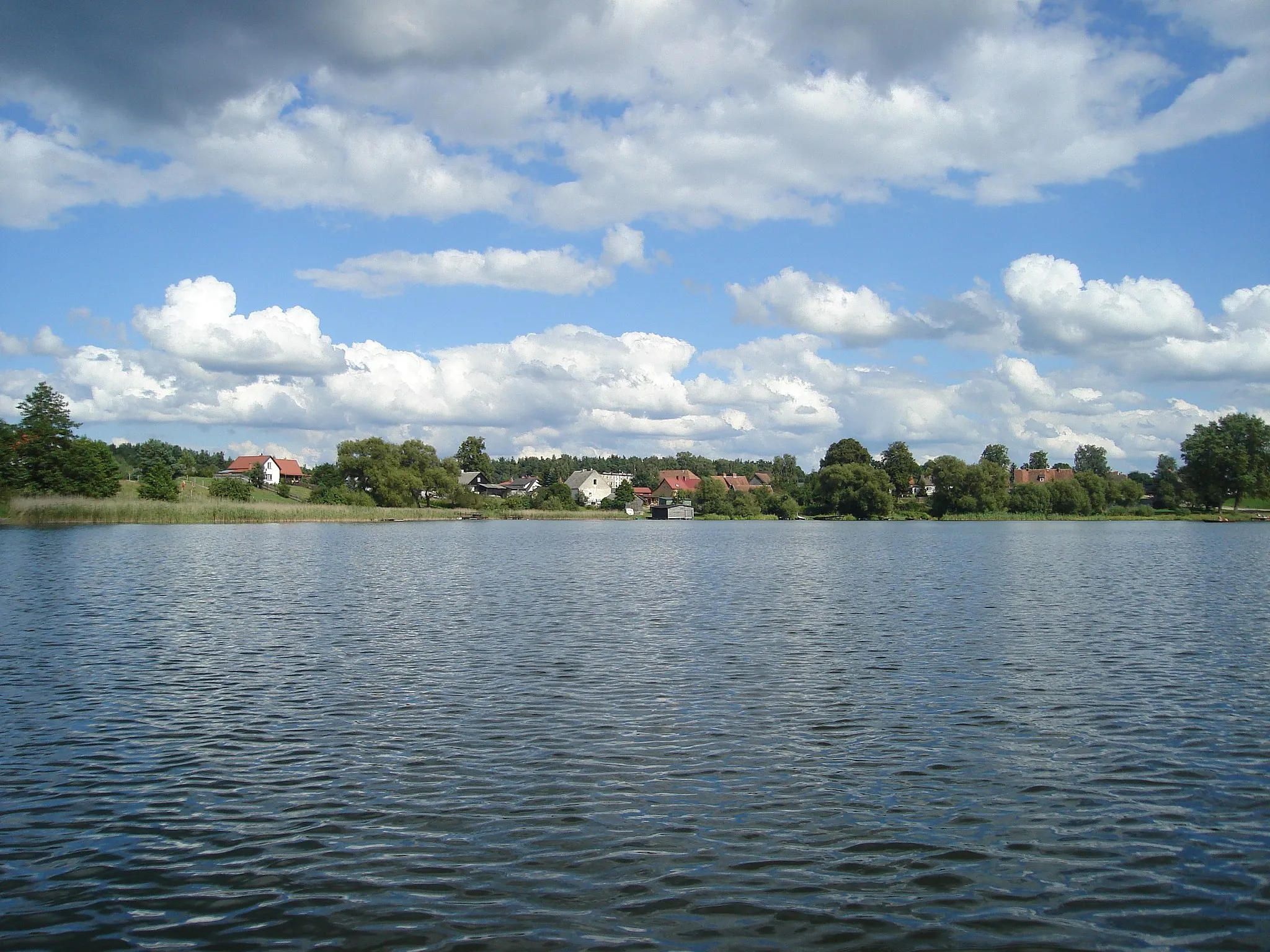 Photo showing: Widok z jeziora Spychowskiego na wieś Spychówko