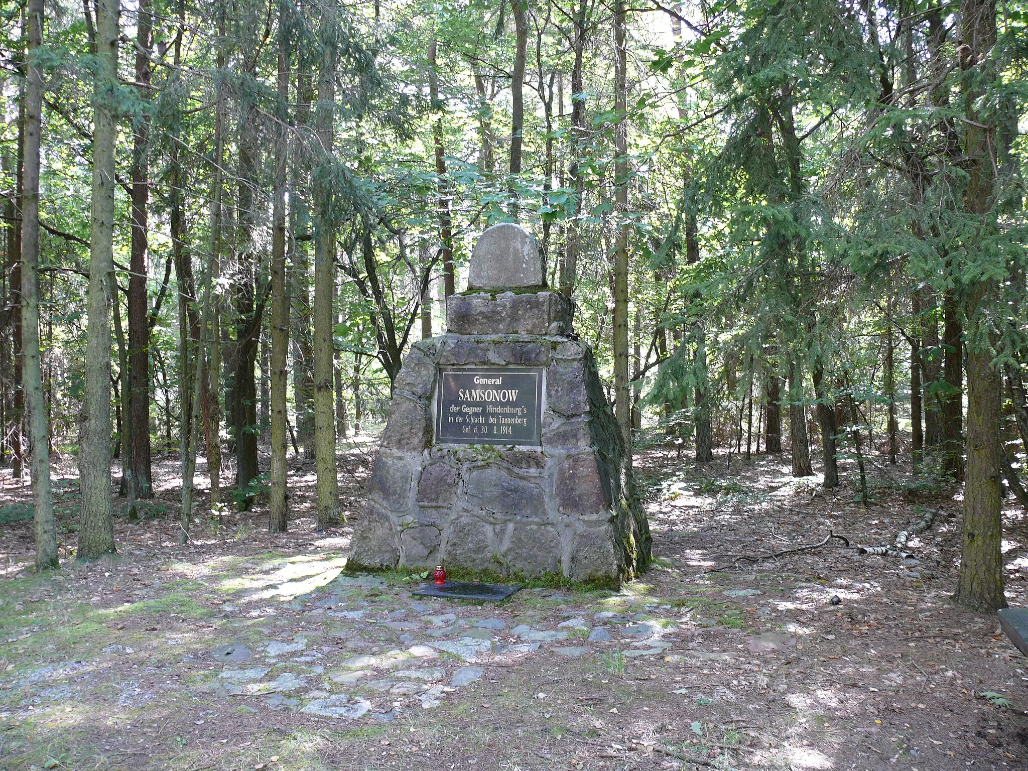 Photo showing: Gedenkstein für den russischen General Samsonow, der aufgrund der verlorenen Schlacht sich hier erschoss.