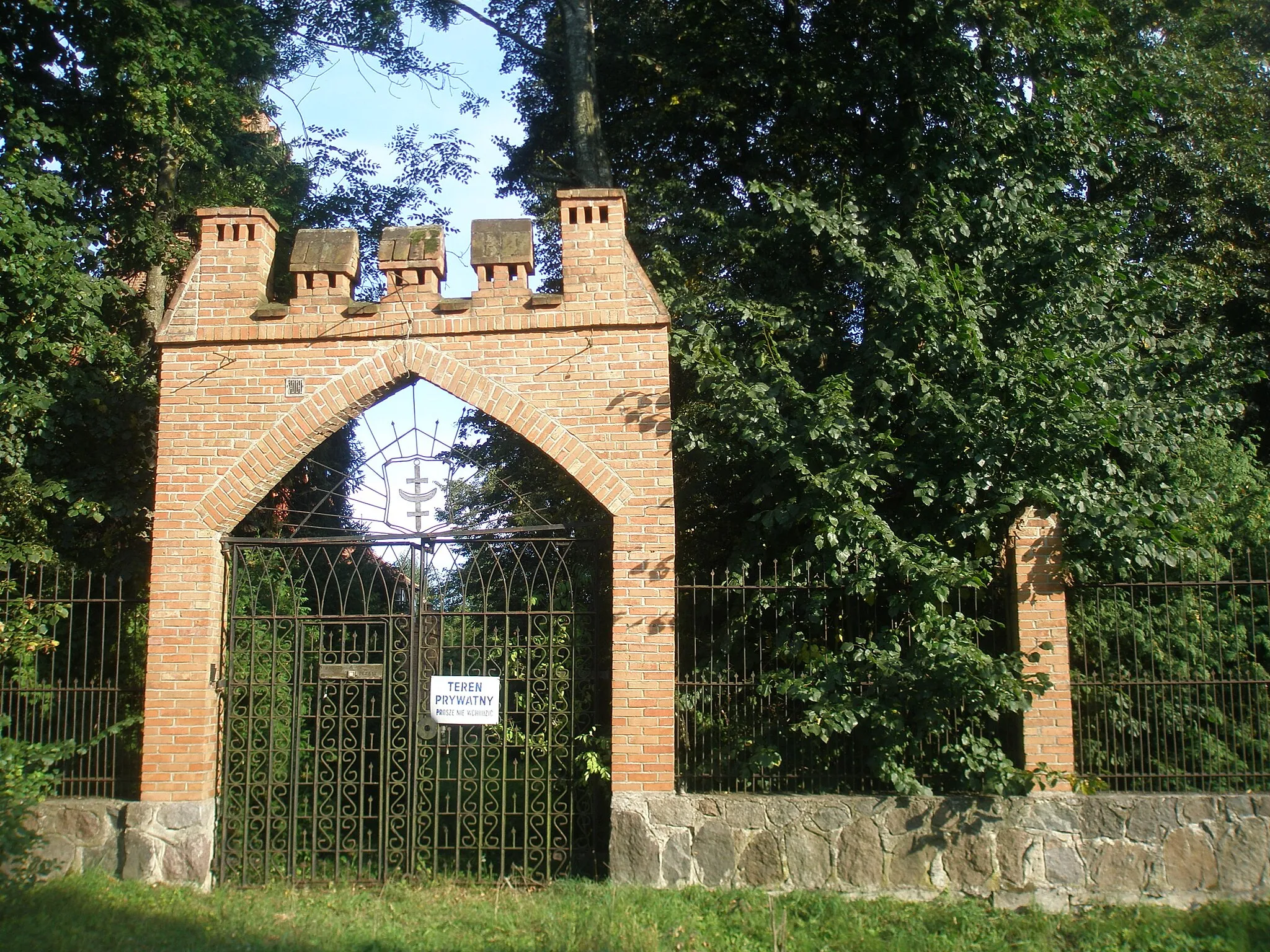 Photo showing: Opaleniec - brama kościoła ewangielickiego