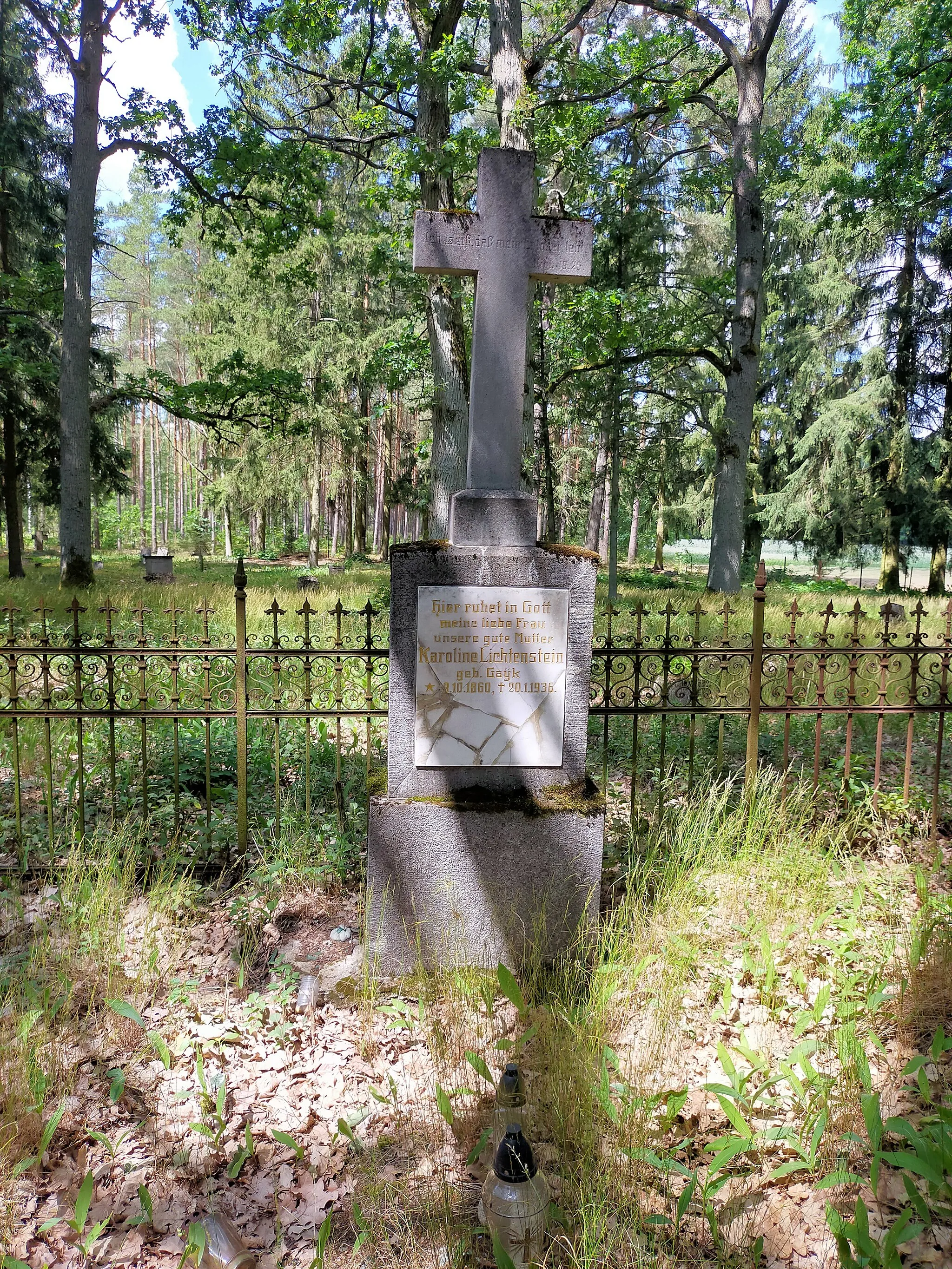 Photo showing: Jeden z nagrobków na cmentarzu ewangelickim w Mącicach