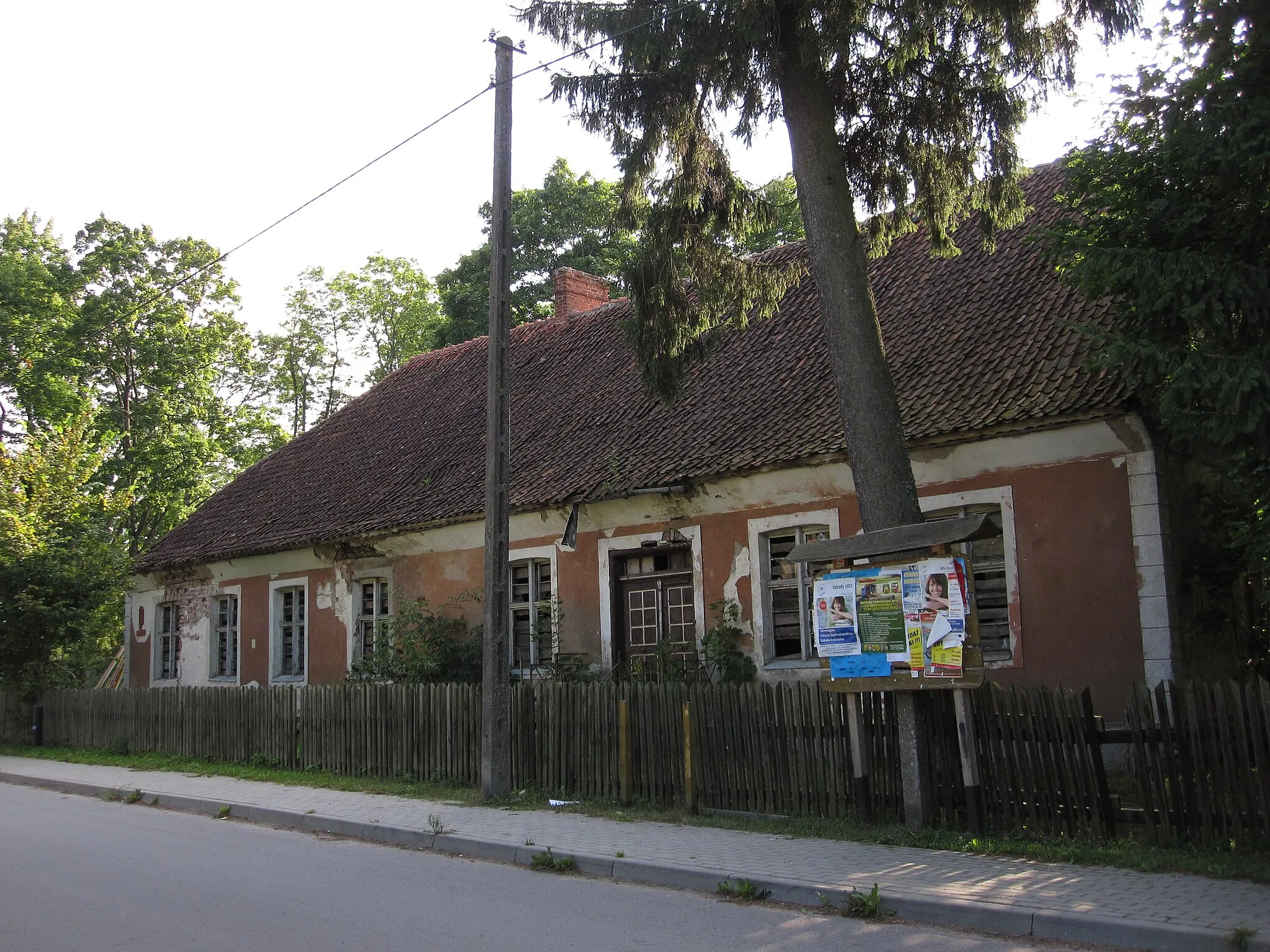 Photo showing: Jerutki - ruined building near church