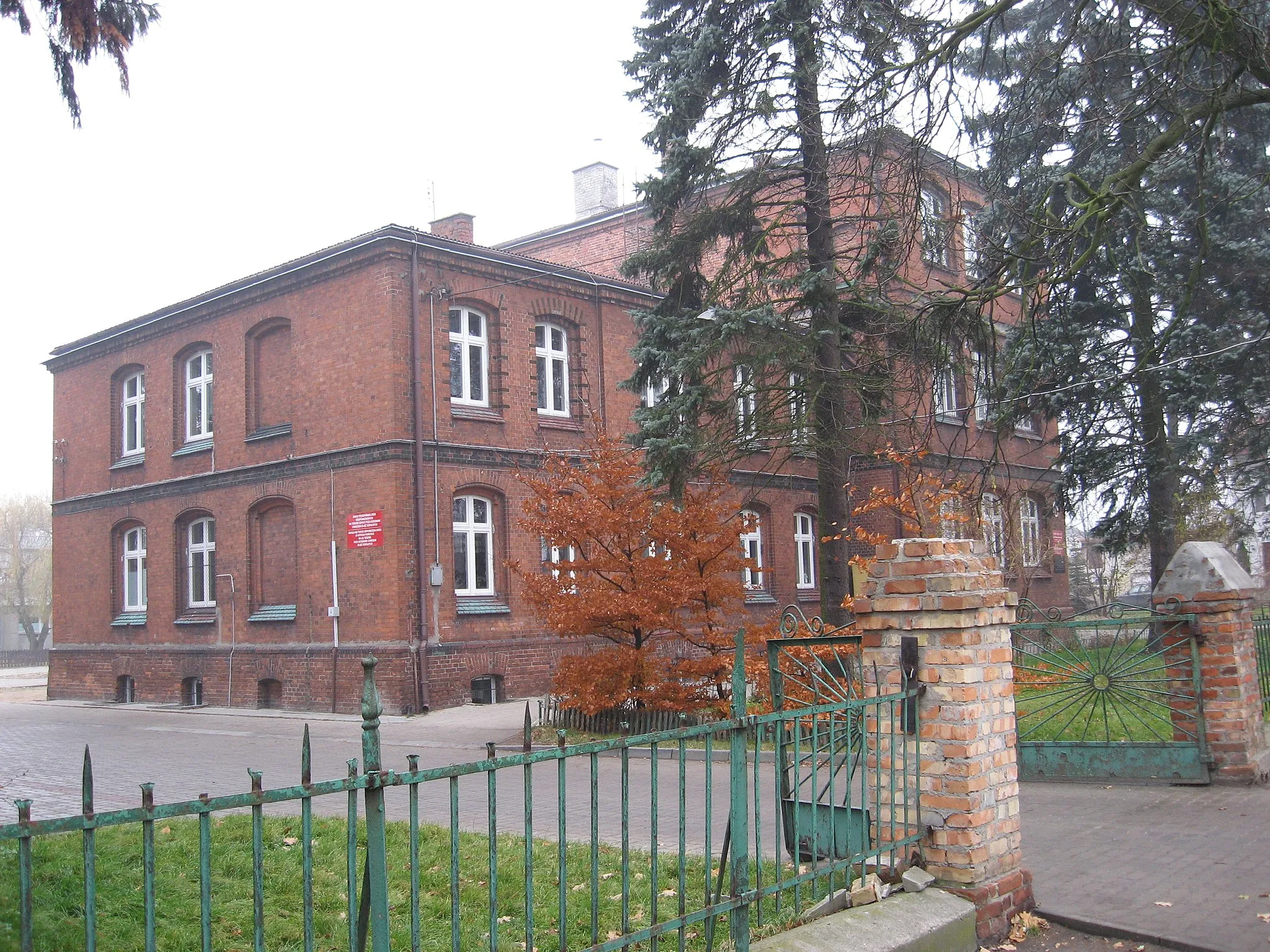 Photo showing: Iłowo-Osada - Budynek Szkoły Podstawowej przy ulicy Wyzwolenia, wybudowany w latach 1904-1906.