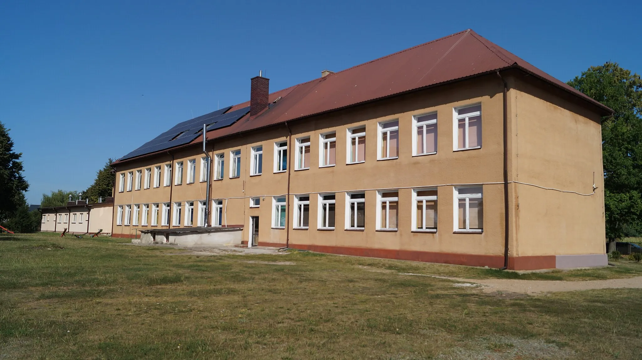 Photo showing: Budynek Zespołu Szkolno-Przedszkolnego w Dąbrowach