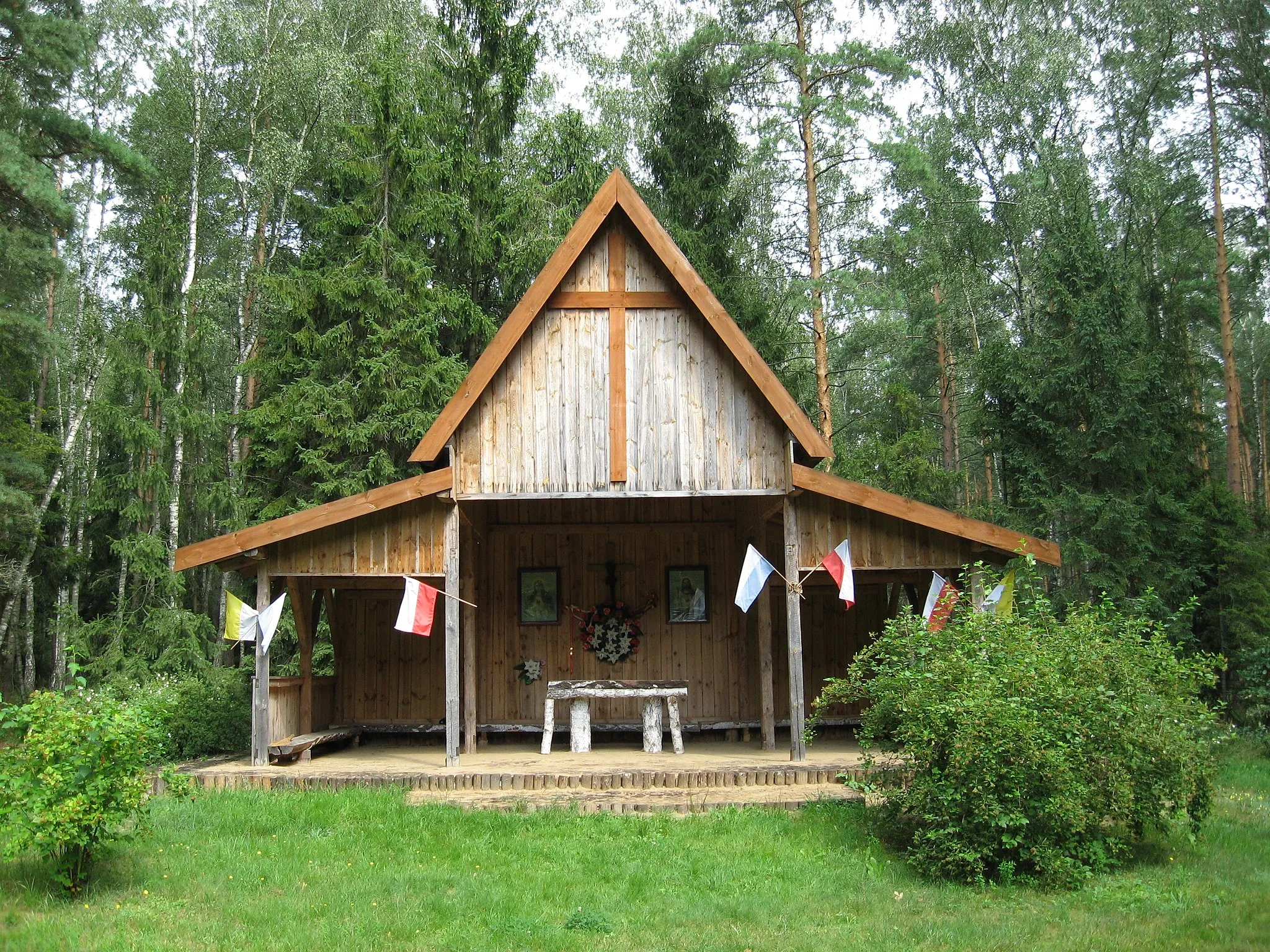 Photo showing: Prowizoryczny ołtarz koło pomnika ku czci pomordowanych w lesie Białuckim