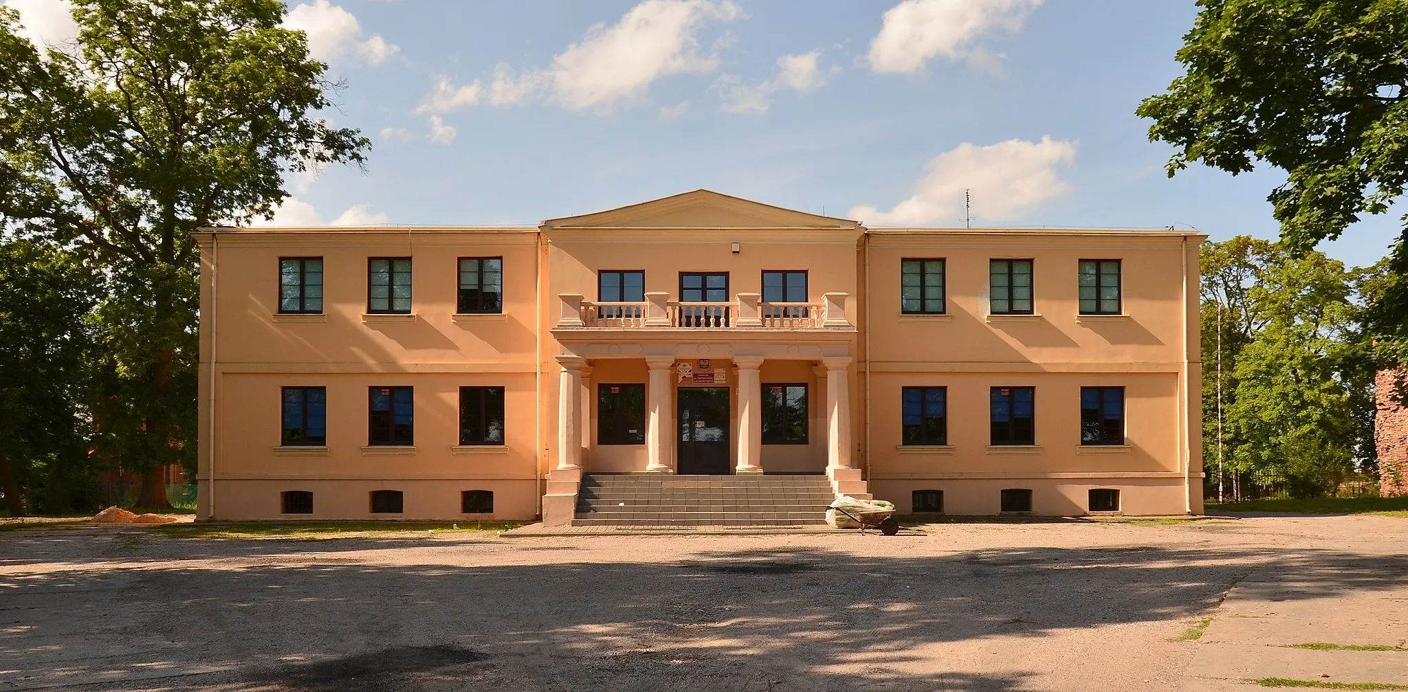 Photo showing: Radziki Duże, manor, now school building