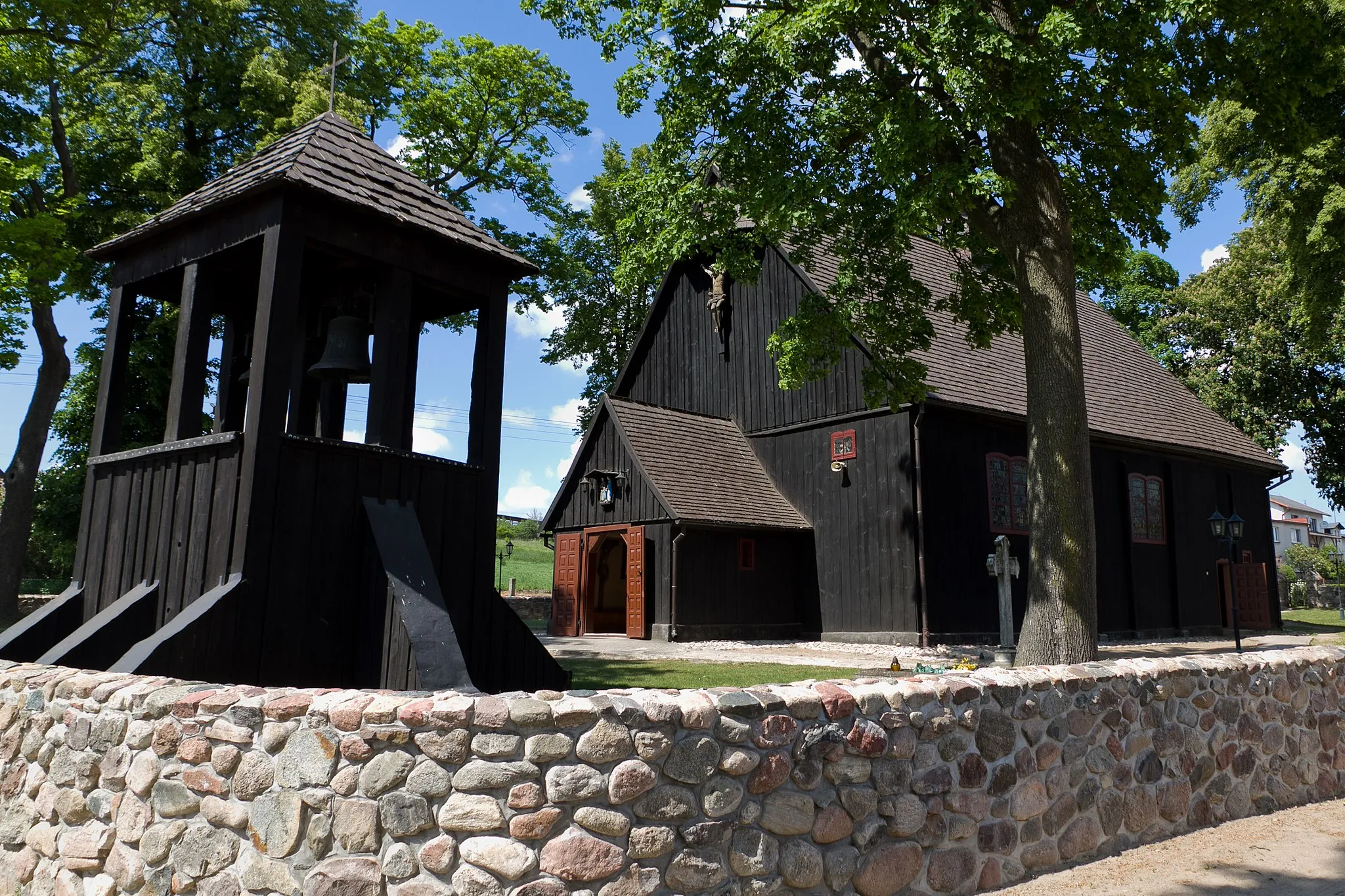 Photo showing: en:Radoszki, Kuyavian-Pomeranian Voivodeship historic wooden church and bell tower