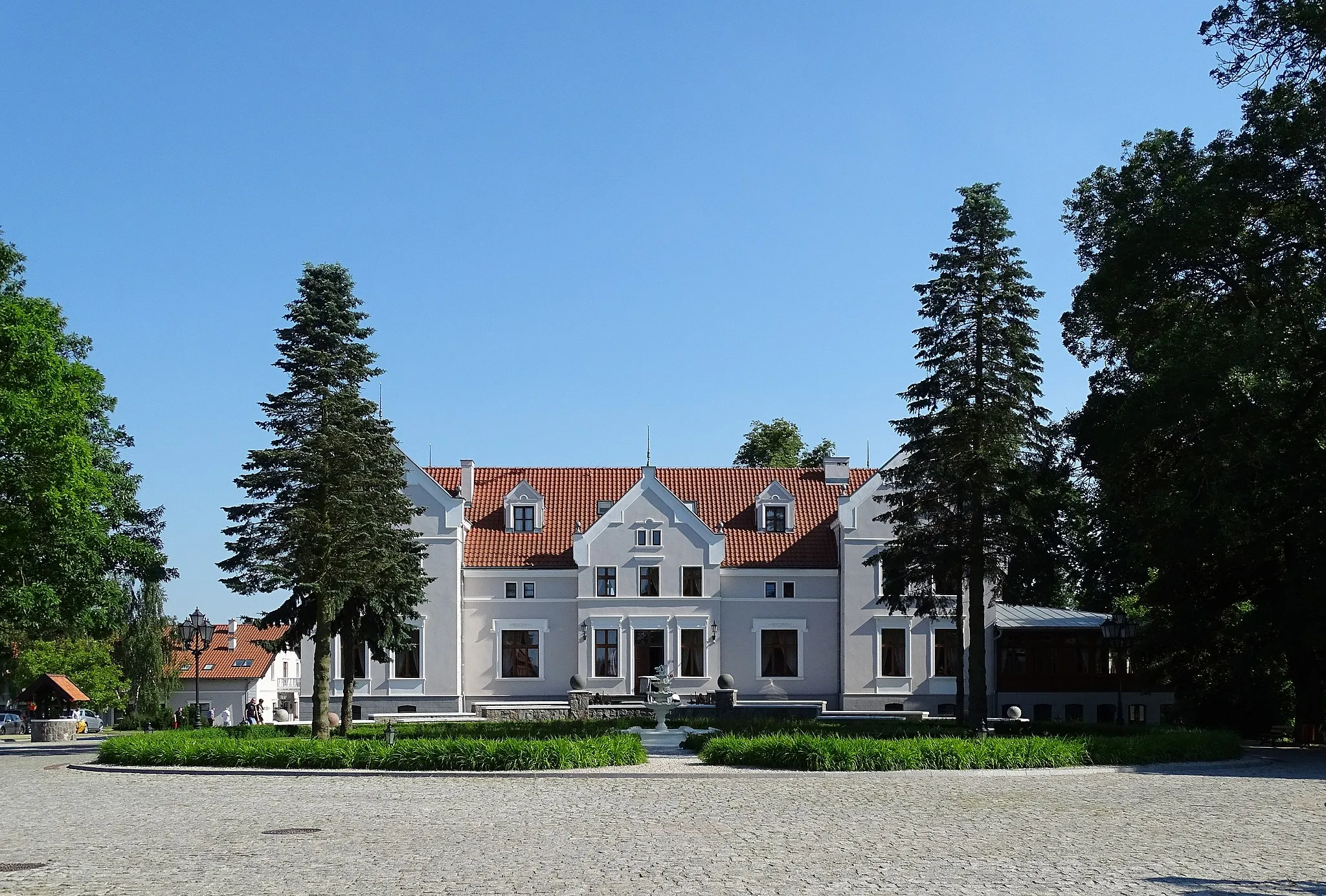 Photo showing: Manor house in Mortęgi, Gmina Lubawa, within Iława County, Warmian-Masurian Voivodeship, Poland. Built in the mid-nineteenth century. It is now used as a hotel and spa.