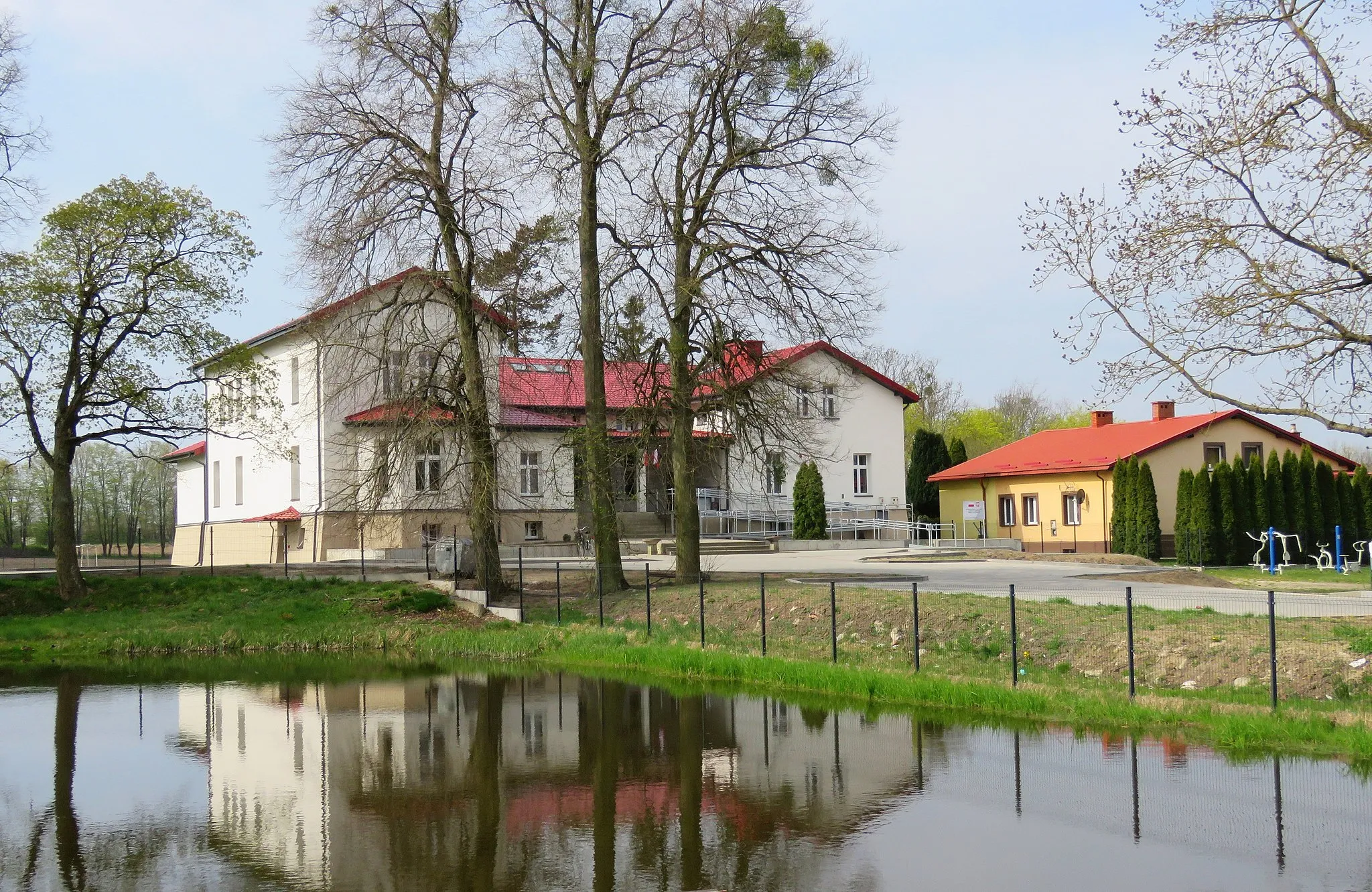 Photo showing: Laseczno, szkoła podstawowa