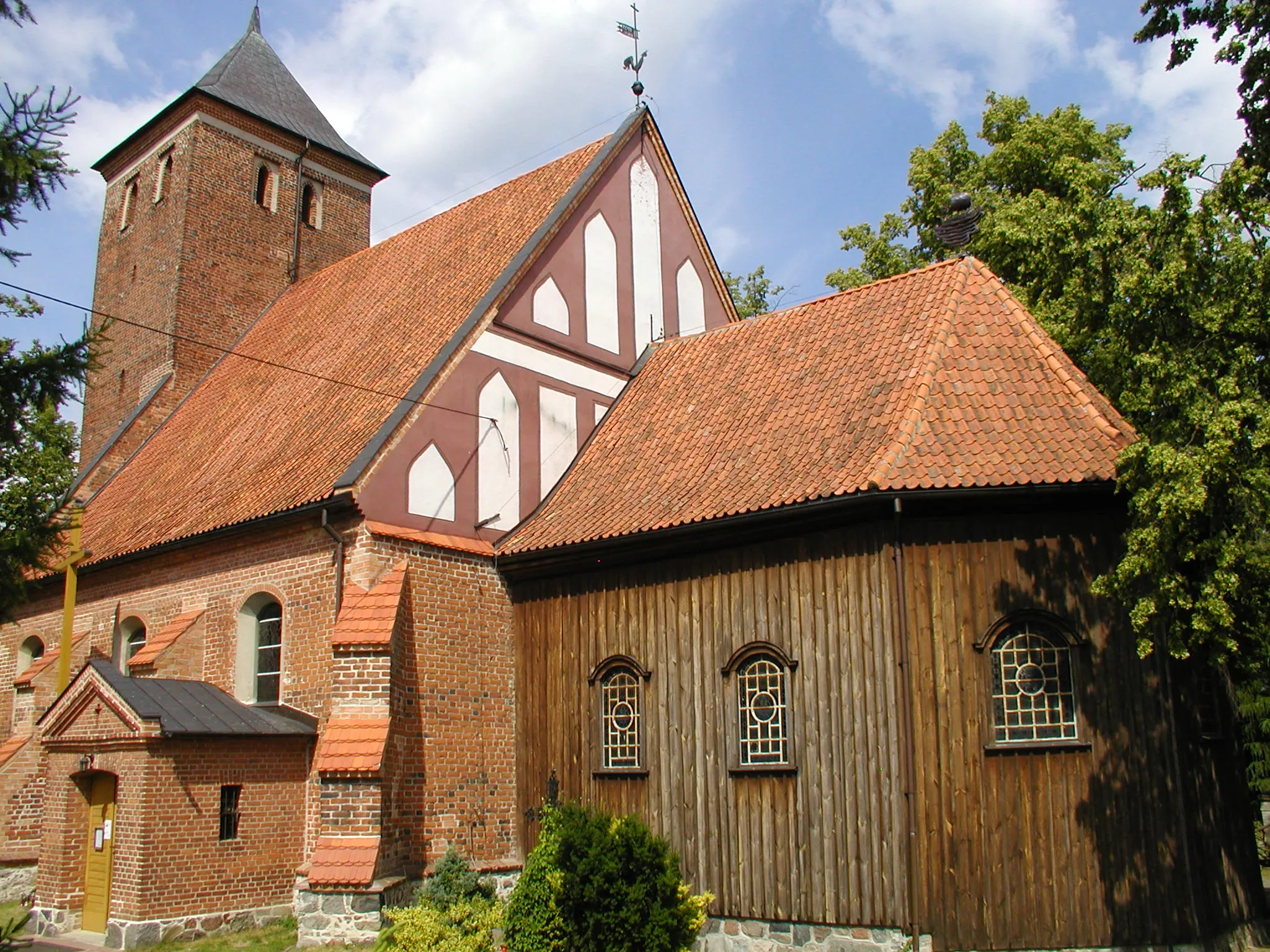 Photo showing: Grodziczno - kościół parafialny pw. św. Piotra i Pawła wraz z cmentarzem przykościelnym