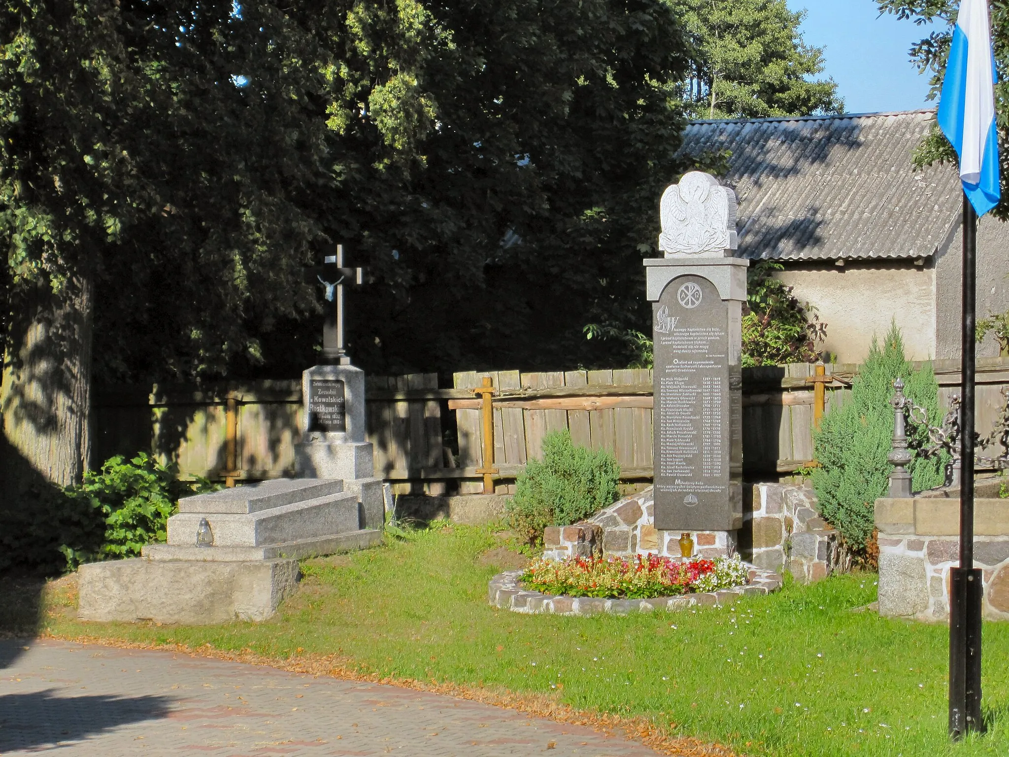 Photo showing: Grodziczno - cemetery near the church