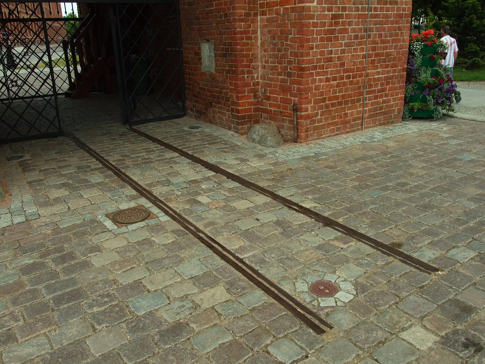 Photo showing: A remnant of a tram track under the Brama Targowa gate in Elbląg, Poland