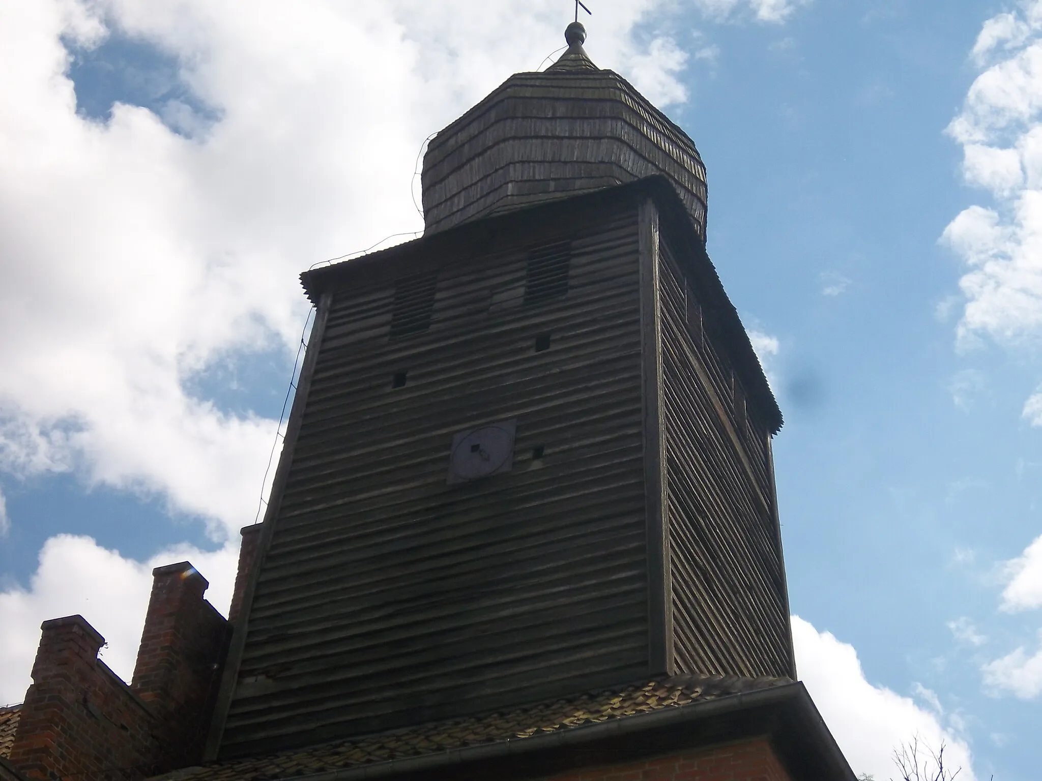 Photo showing: Kościół w Łukcie - pozostałości zegara na wieży