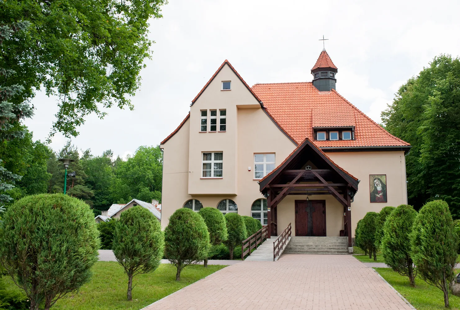 Photo showing: zespół kościoła parafialnego pw. Matki Boskiej Ostrobramskiej (kościół i plebania)
Ruciane-Nida, Ruciane-Nida (miasto)