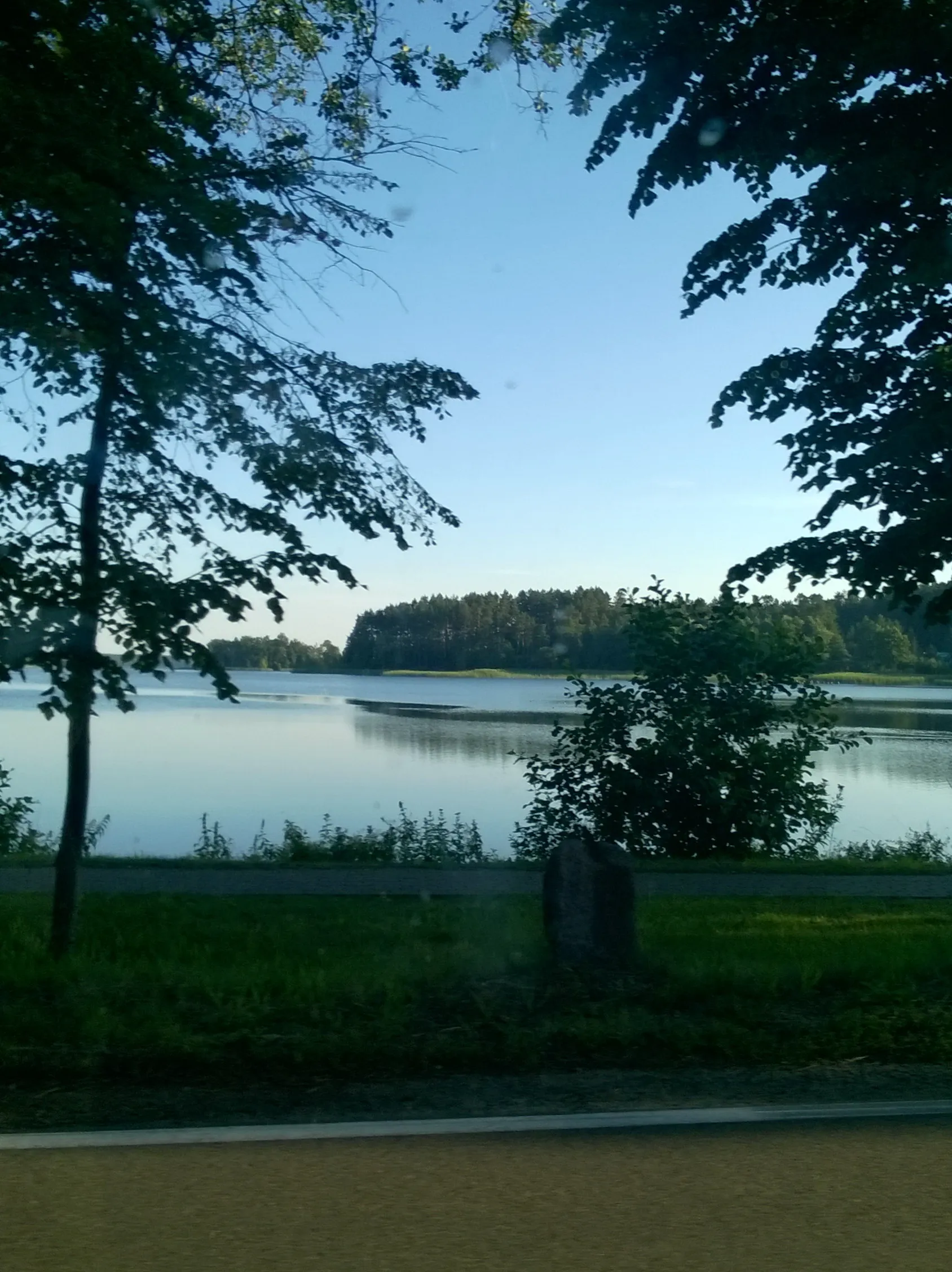 Photo showing: Jezioro Mokre z perspektywy drogi krajowej nr 58 w Zgonie