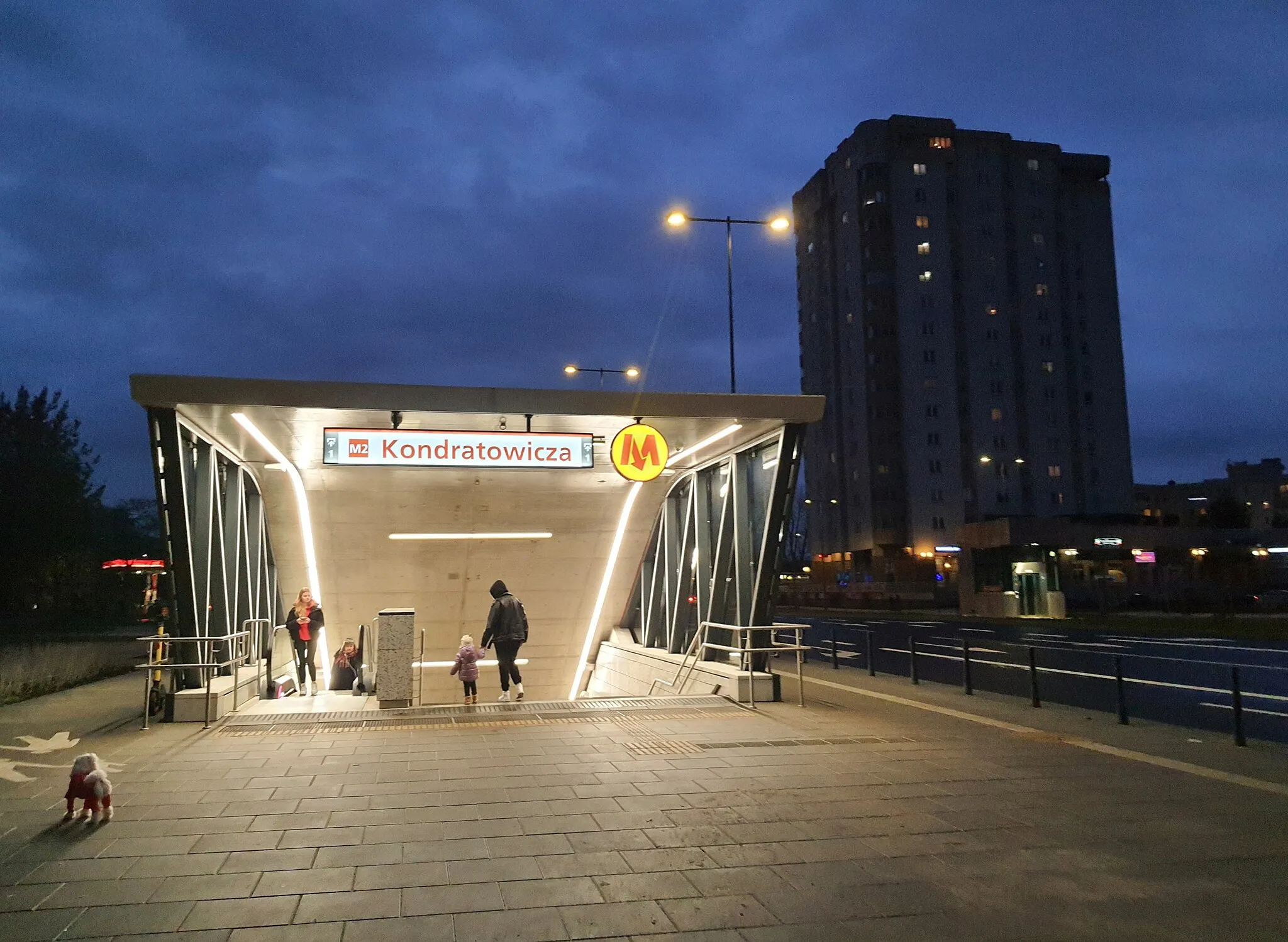 Photo showing: Entrance to the M2 Kondratowicza metro station on the Ludwika Kondratowicza street in  Warsaw