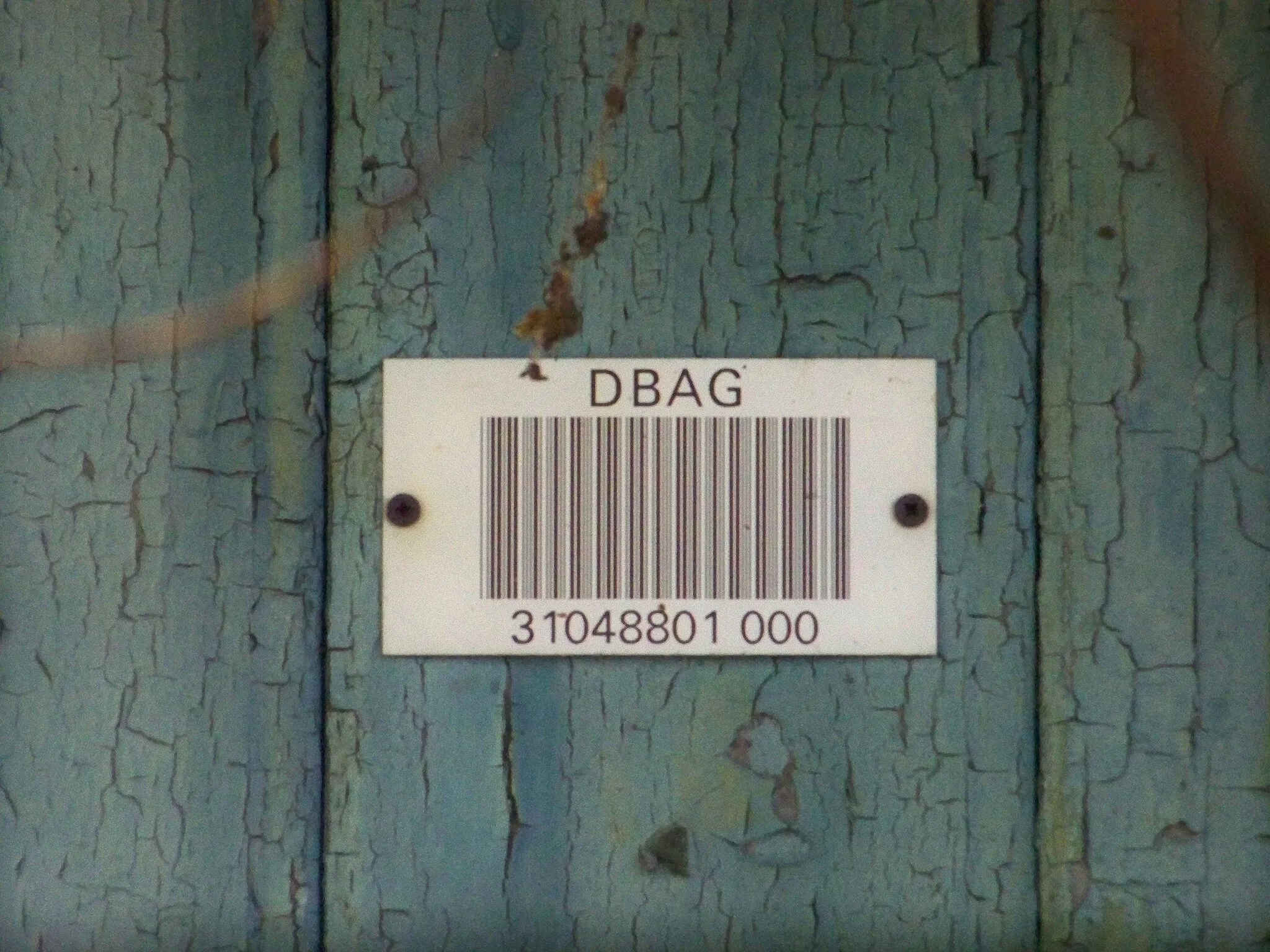 Photo showing: Barcode der DBAG am Bahnhofsgebäude des Bahnhofes Collmen-Böhlitz an der Strecke Eilenburg–Wurzen, der noch nach 1990 besetzt war. 1978 Personenverkehr eingesellt.