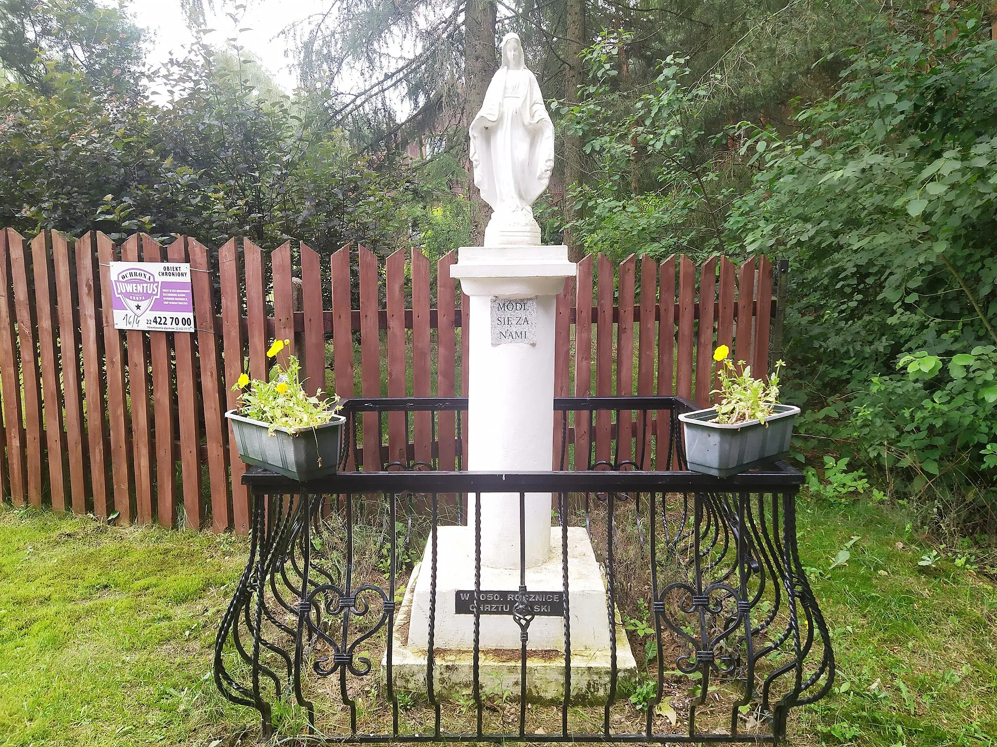 Photo showing: Christian wayside shrine in Dębiny Osuchowskie, Mszczonów commune, Poland - built on the 1050th Anniversary of Poland’s Baptism
