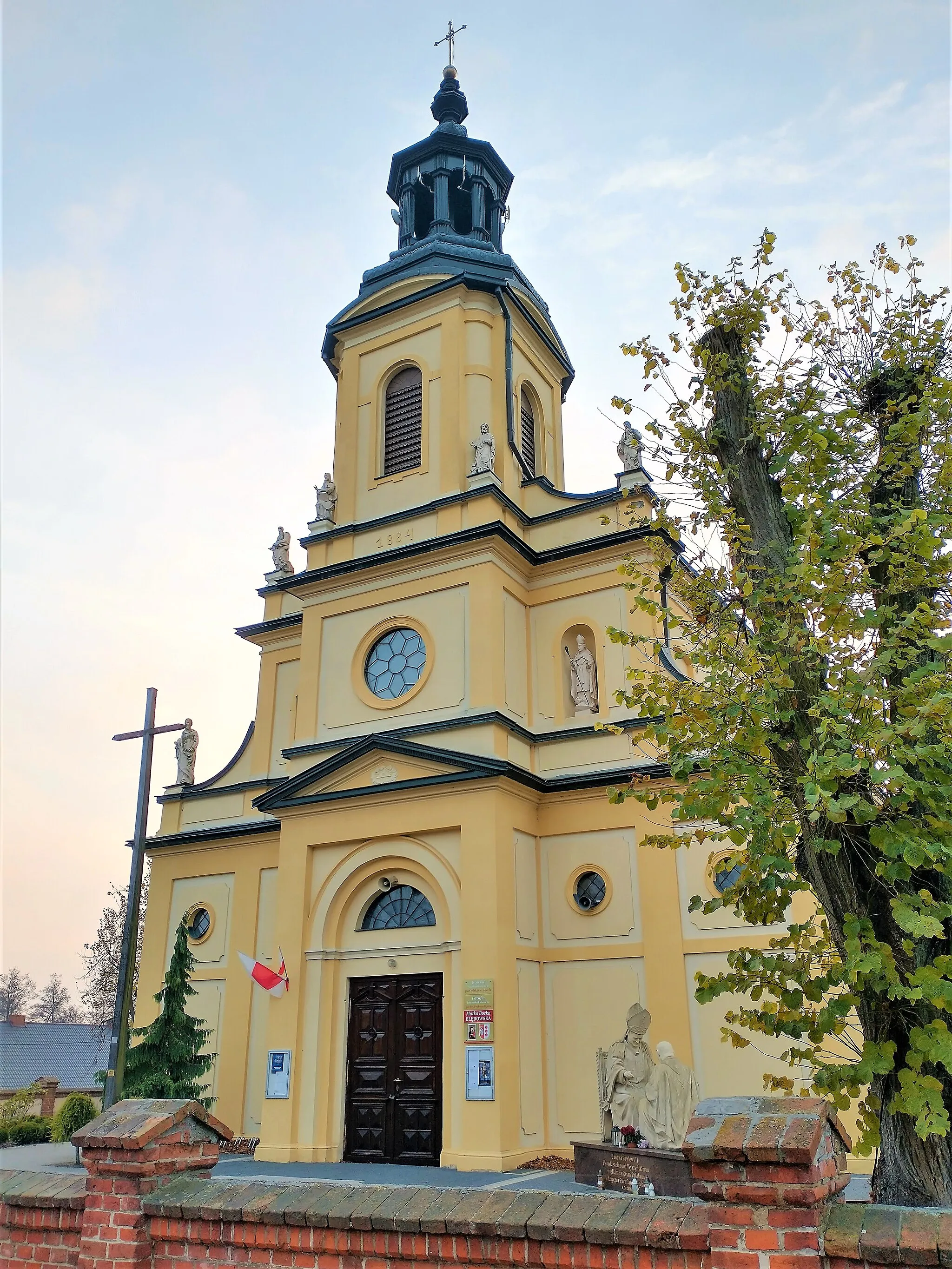 Photo showing: Kościół Opieki Świętego Józefa – rzymskokatolicki kościół parafialny należący do dekanatu mogielnickiego archidiecezji warszawskiej.