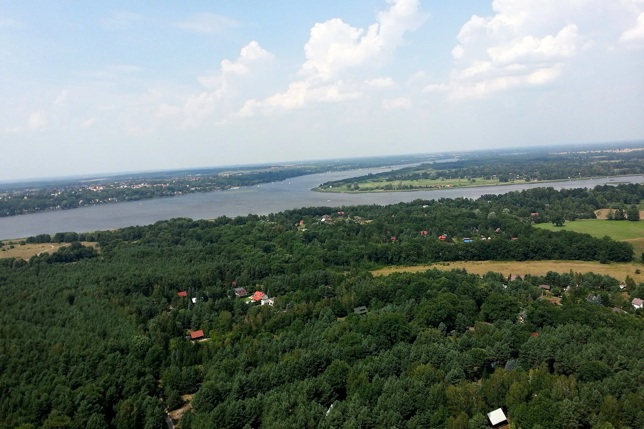 Photo showing: Zdjęcie z lotu ptaka, widok z Arciechowa na Zalew Zegrzyński, w dali Serock.
Kite aerial photography, zdjęcie wykonane z latawca.