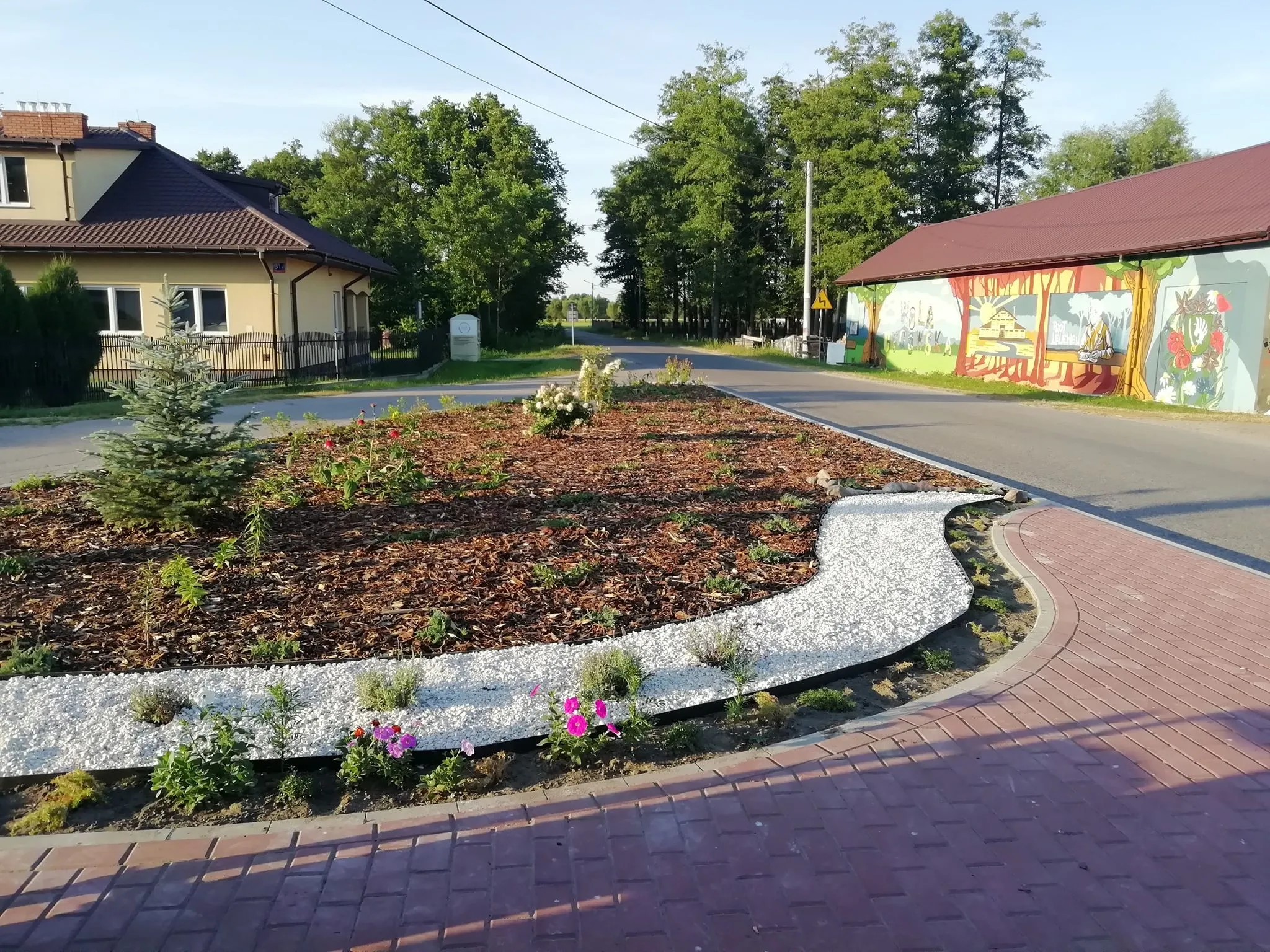 Photo showing: Skwerek w Woli Cygowskiej utworzony przez mieszkańców.
W tle widać mural.