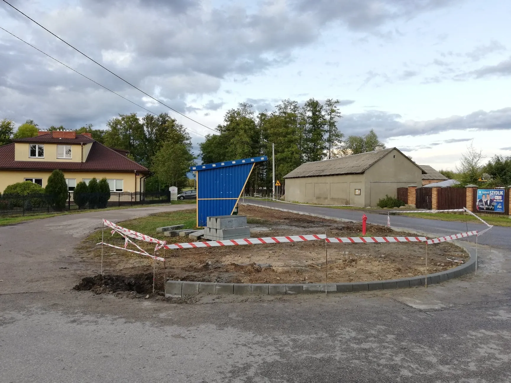 Photo showing: Centrum Woli Cygowskiej w trakcie remontu (budowy krawężników)
