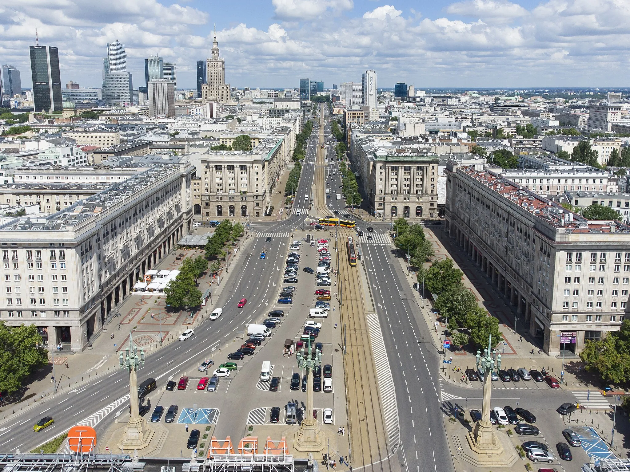 Photo showing: View of Constitution Square in Warsaw, from the south, above the MDM hotel. Marszałkowska Street in the middle.