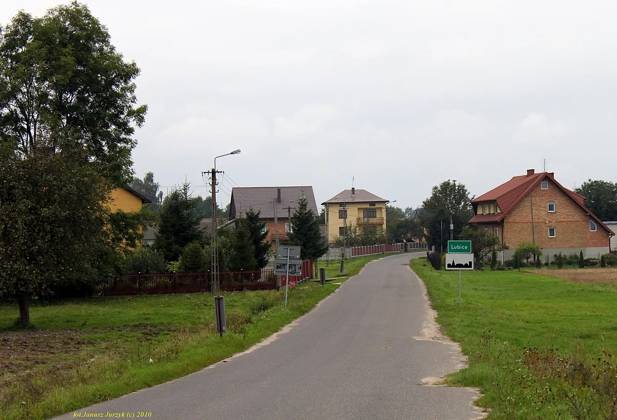 Photo showing: Lubice.