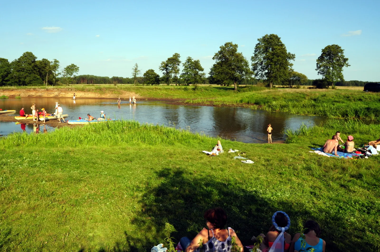 Photo showing: Letnicy nad Liwcem. Za rzeką rozpoczyna się Podlasie.