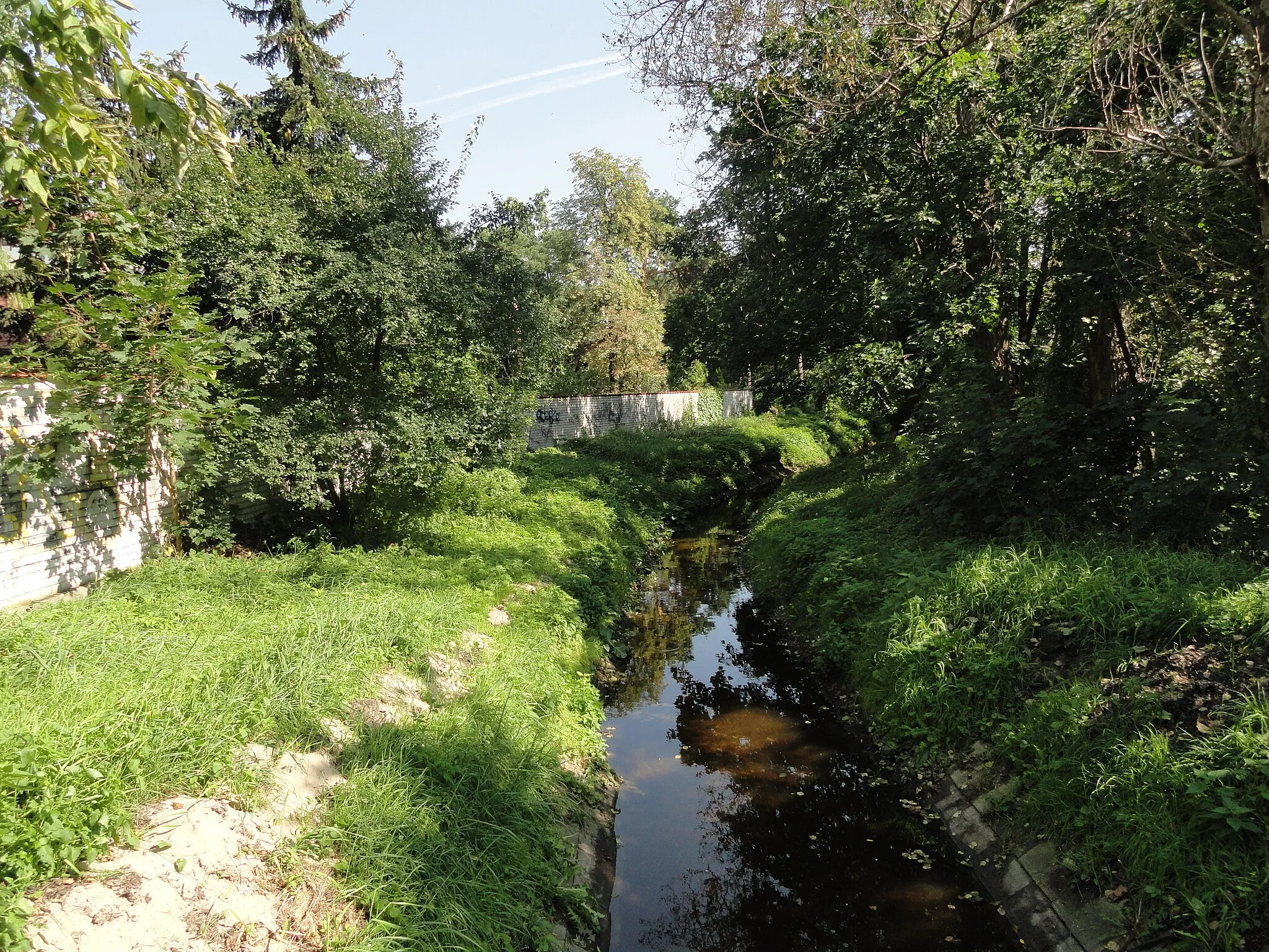 Photo showing: Kanał Wawerski widziany z ulicy Wydawniczej.