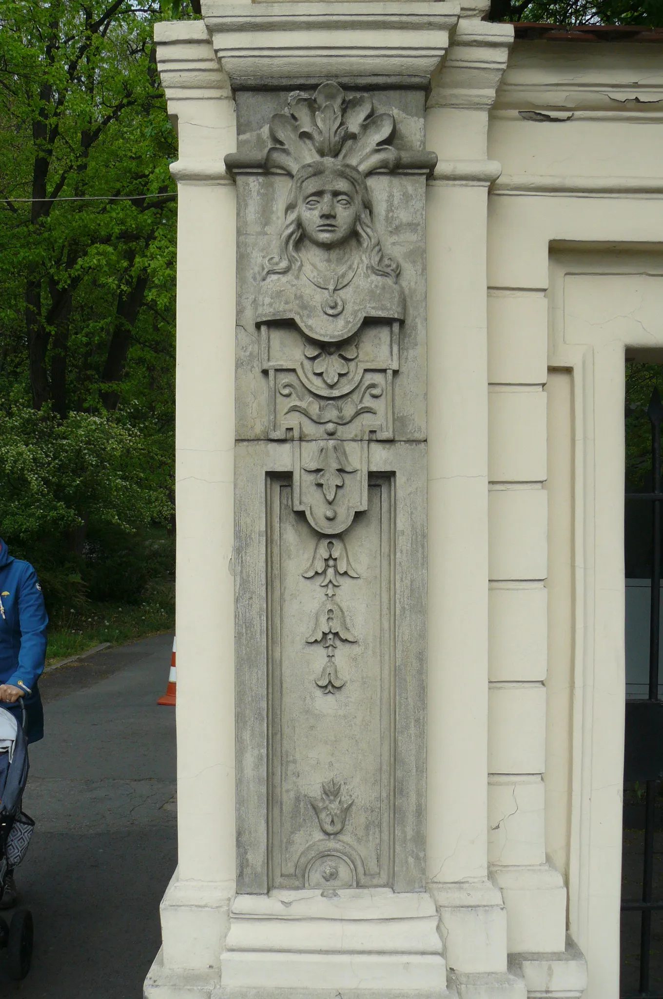 Photo showing: Entrance relief, Królikarnia, Warsaw, Poland.