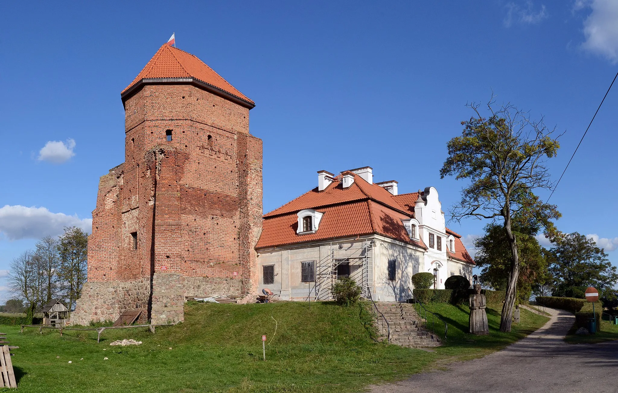Photo showing: Zamek w Liwie podczas renowacji w 2012 r.