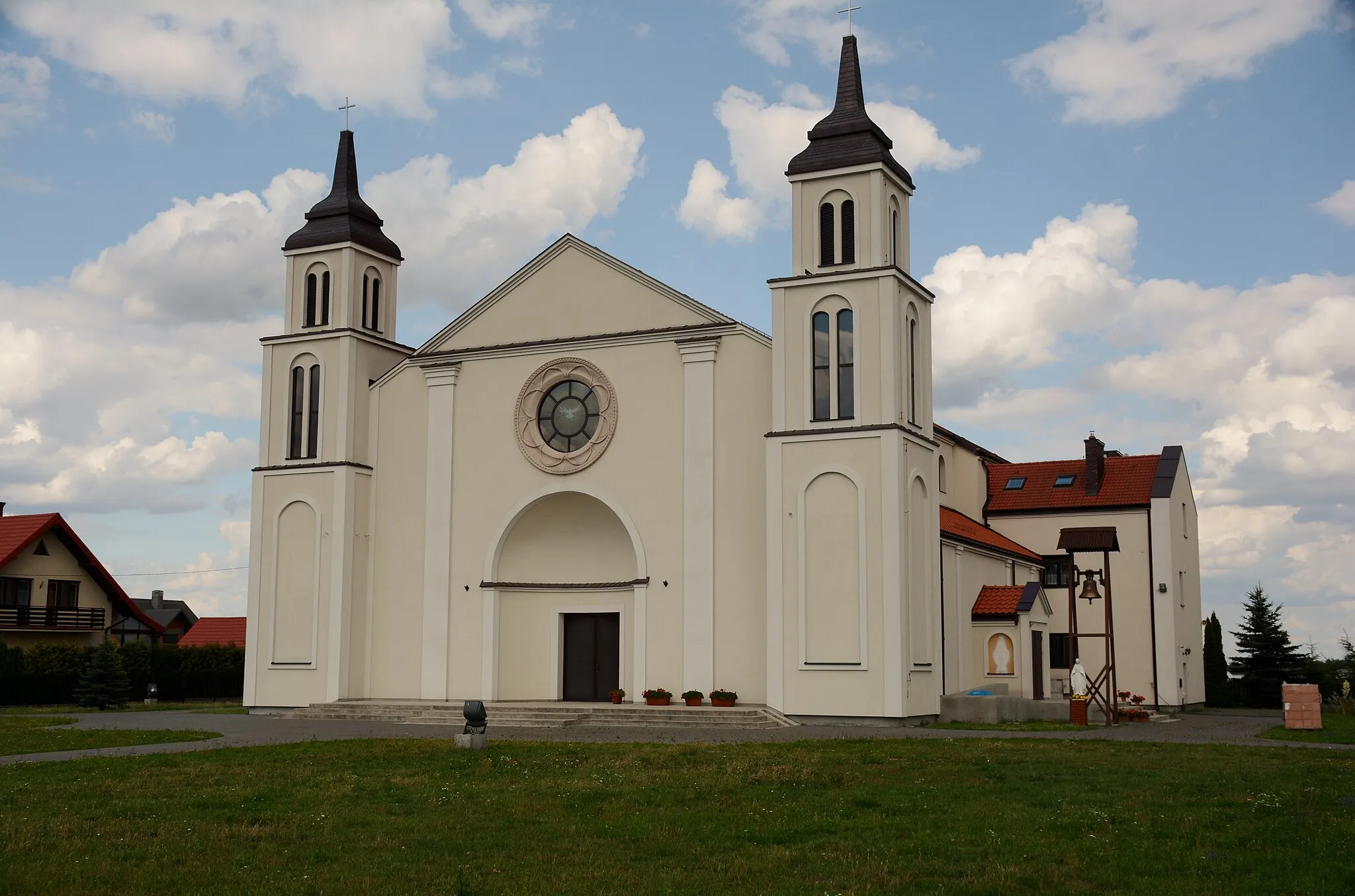 Photo showing: Dawidy Bankowe, ul. Miklaszewskiego 98 - rzymskokatolicki kościół parafialny pw. św. Mateusza Ewangelisty