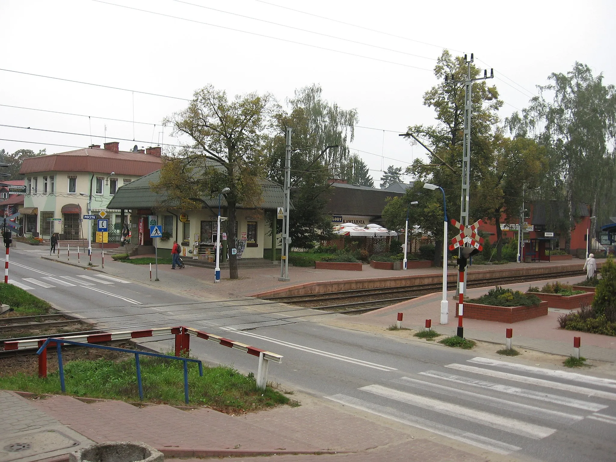 Photo showing: The center of Komorow, near the suburban train station.
