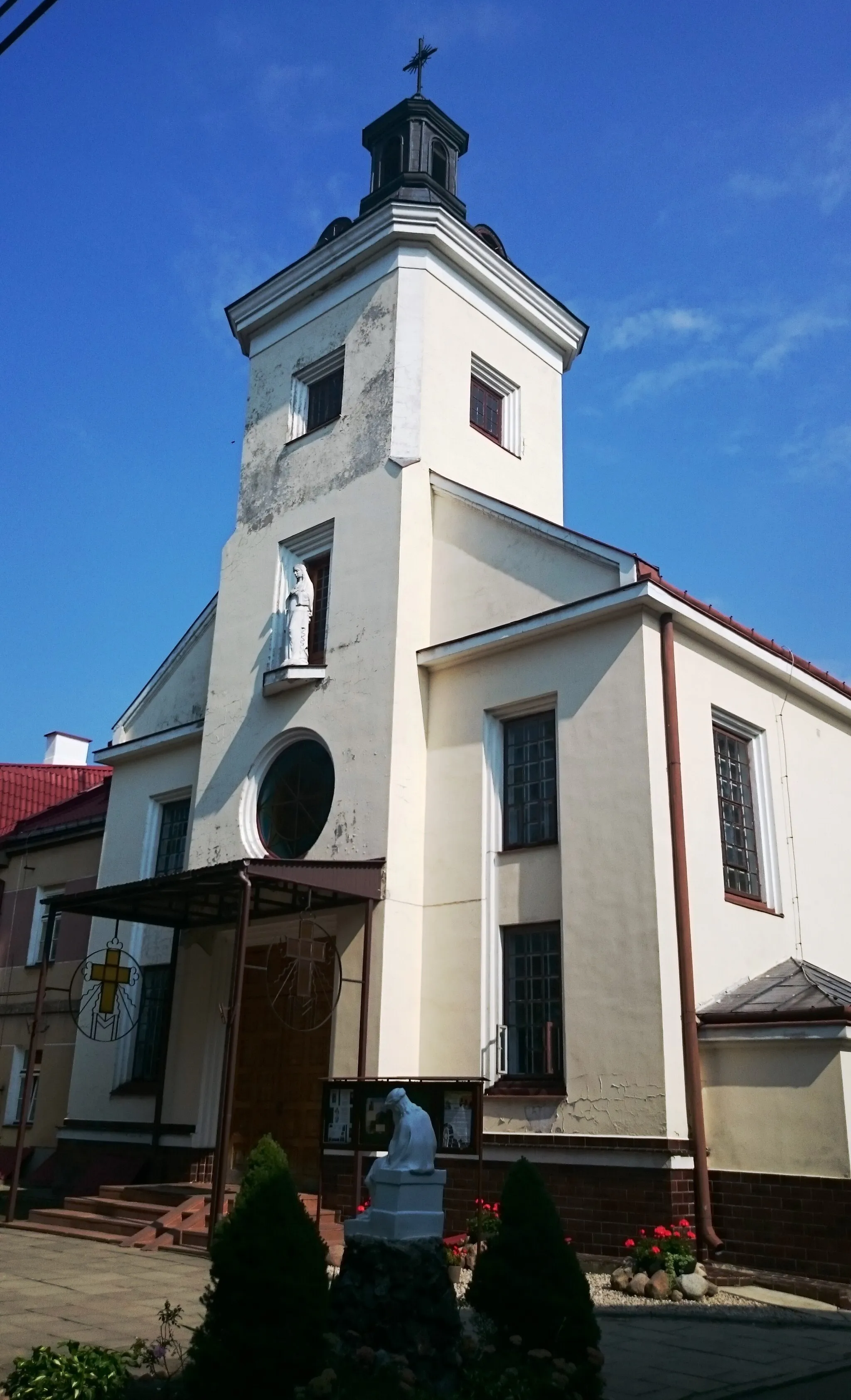 Photo showing: Wejście do kościoła klsztoru  Zgromadzenia Sióstr Matki Bożej Miłosierdzia w Walendowie