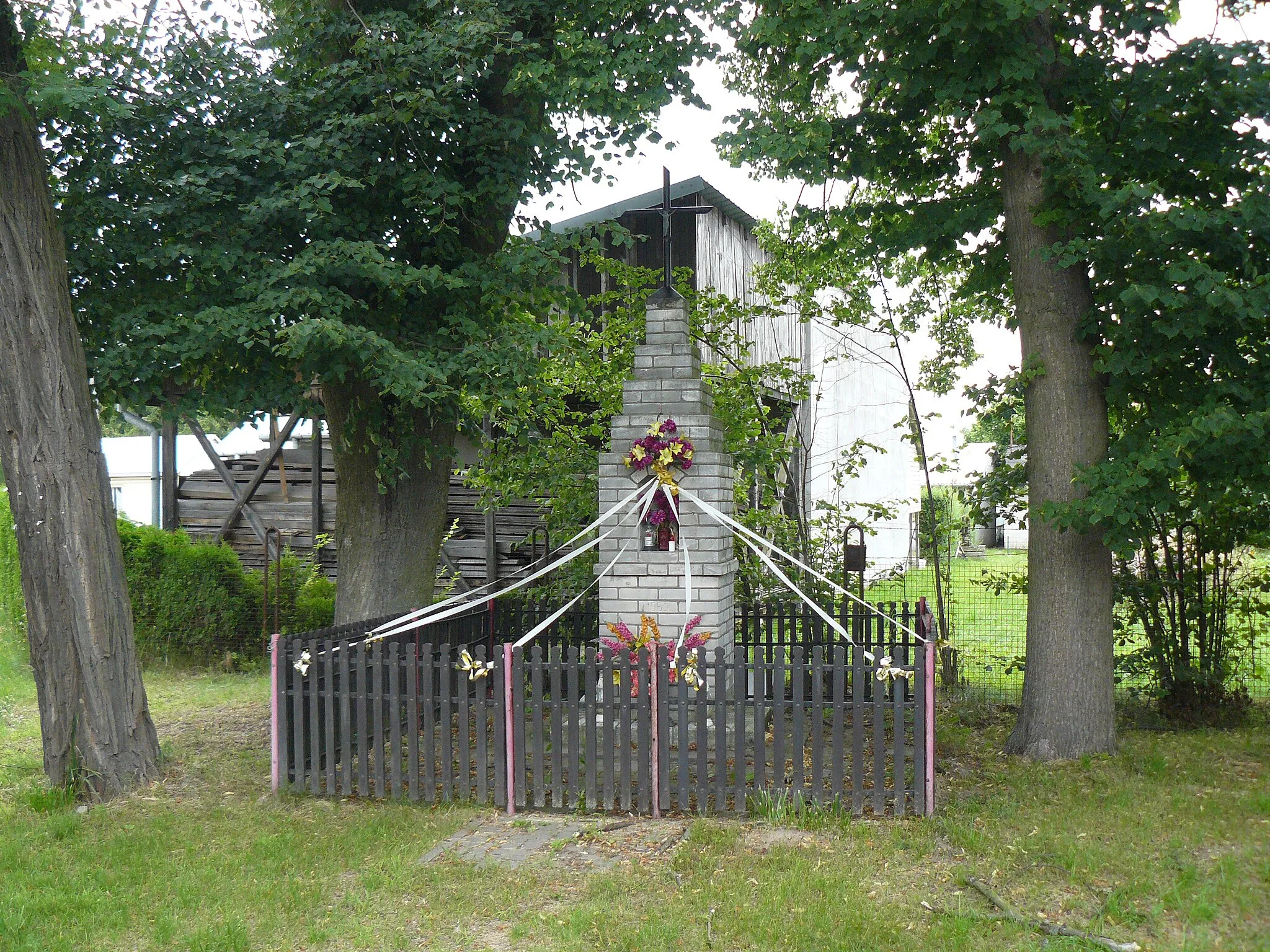 Photo showing: Kapliczka z 1961 r., róg ulicy Gościniec i Kolonia, Wola Gołkowska.