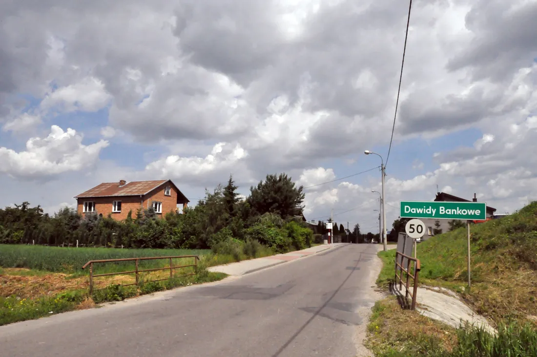 Photo showing: Entrance to the village