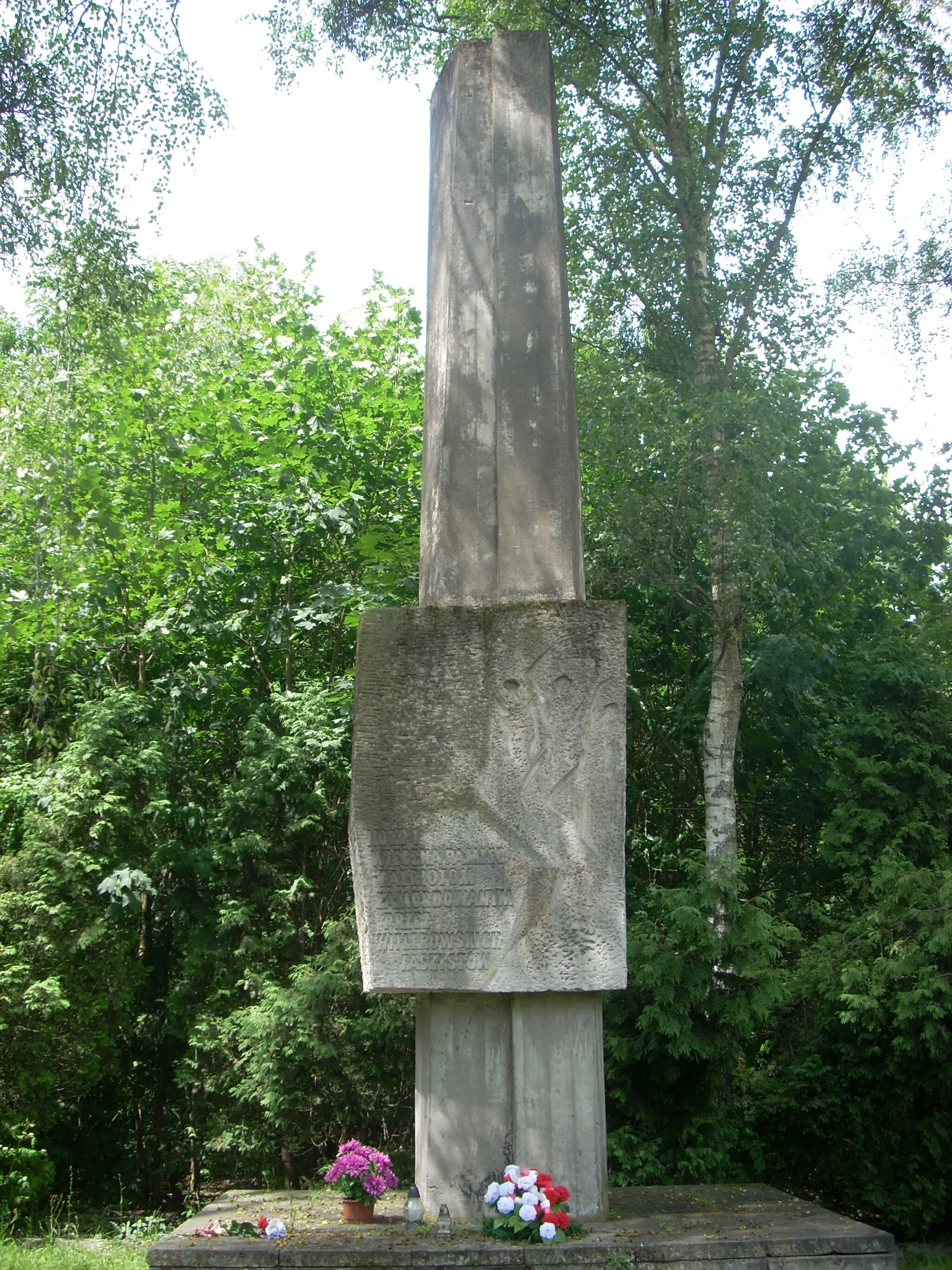 Photo showing: Pomnik zamordowanych przez hitlerowców w Forcie III Twierdzy Modlin